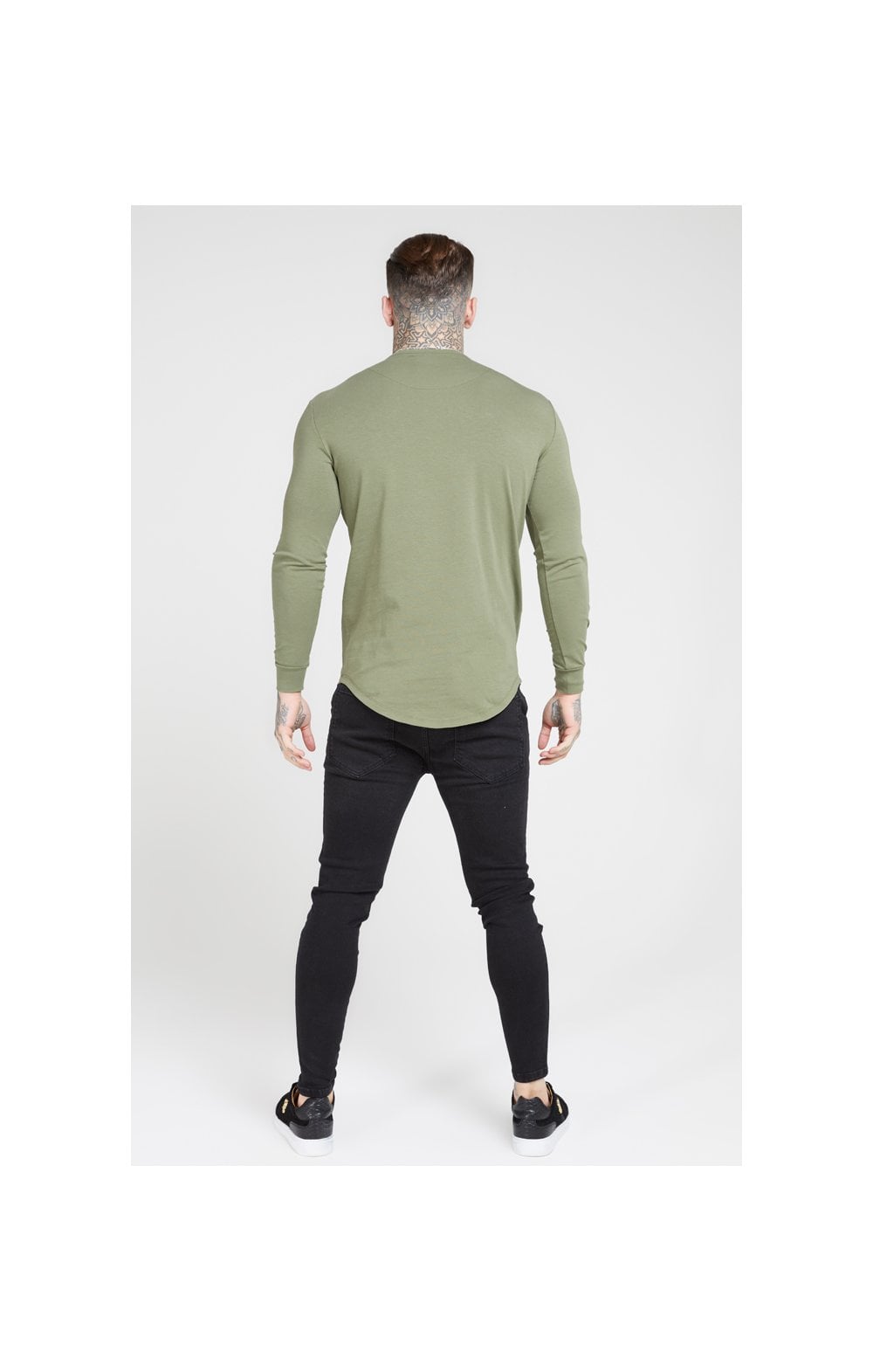 Laad de afbeelding in de Galerij viewer, Khaki Essential Long Sleeve Muscle Fit T-Shirt (4)