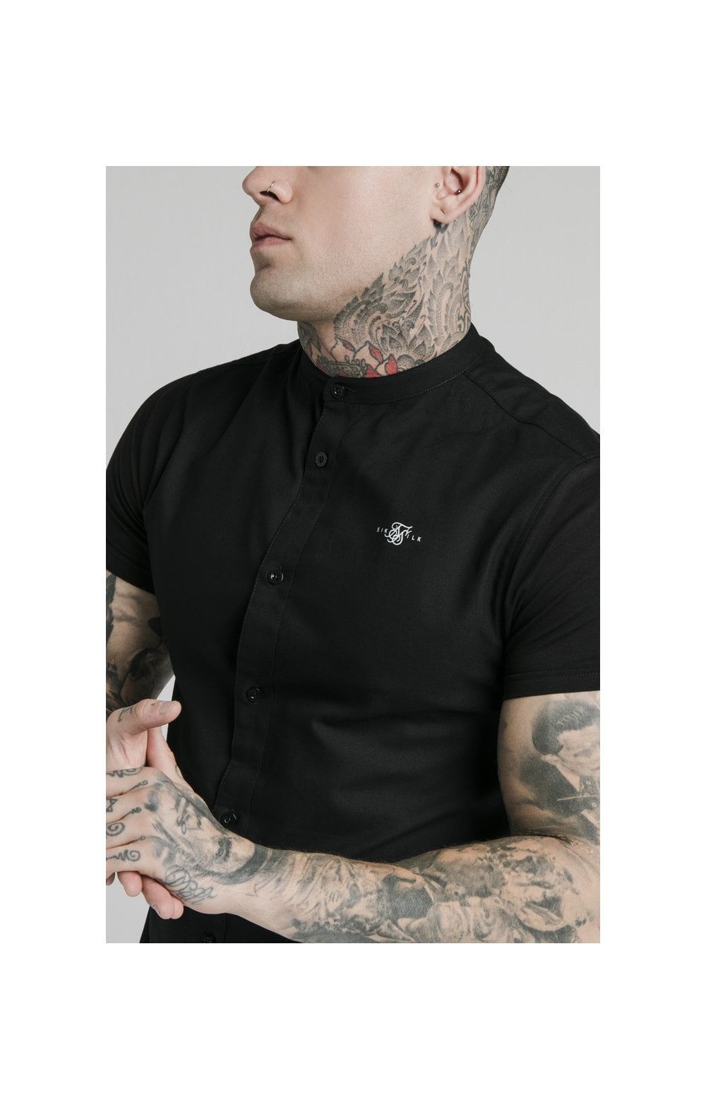 Laad de afbeelding in de Galerij viewer, Black Short Sleeve Standard Collar Shirt (1)