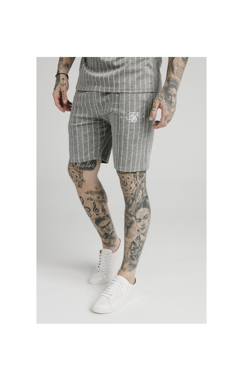Laad de afbeelding in de Galerij viewer, SikSilk Pleated Smart Shorts – Grey Pin Stripe