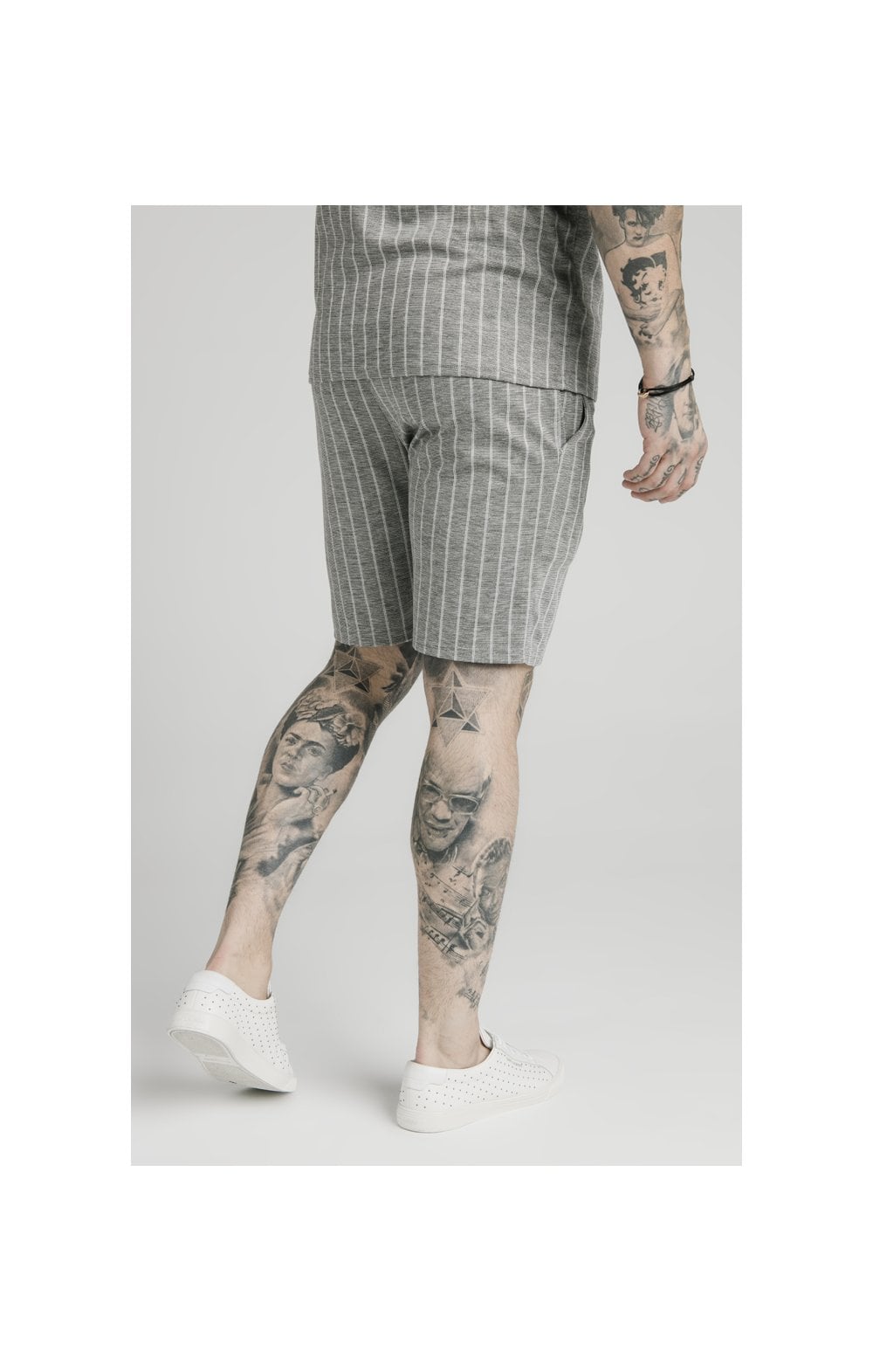 Laad de afbeelding in de Galerij viewer, SikSilk Pleated Smart Shorts – Grey Pin Stripe (1)