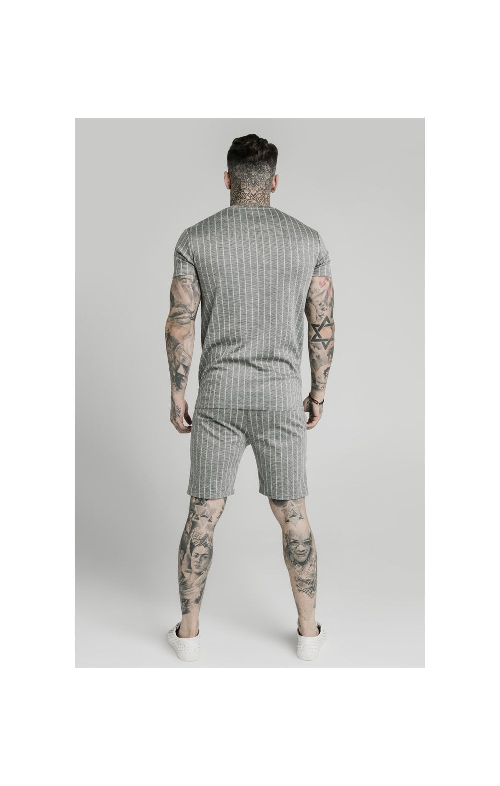 Laad de afbeelding in de Galerij viewer, SikSilk Pleated Smart Shorts – Grey Pin Stripe (4)