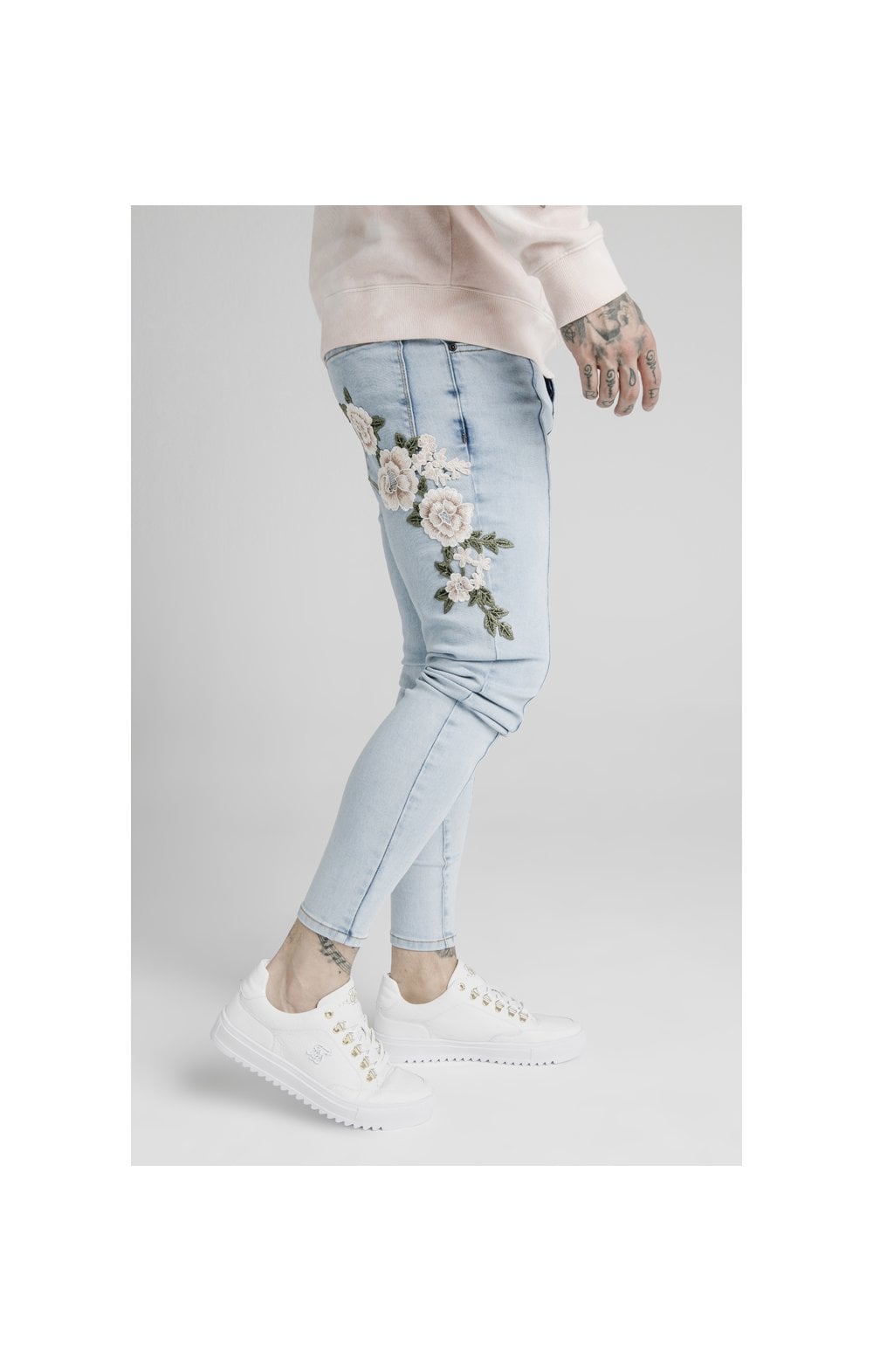Laad de afbeelding in de Galerij viewer, SikSilk Drop Crotch Pleated Applique Jeans - White