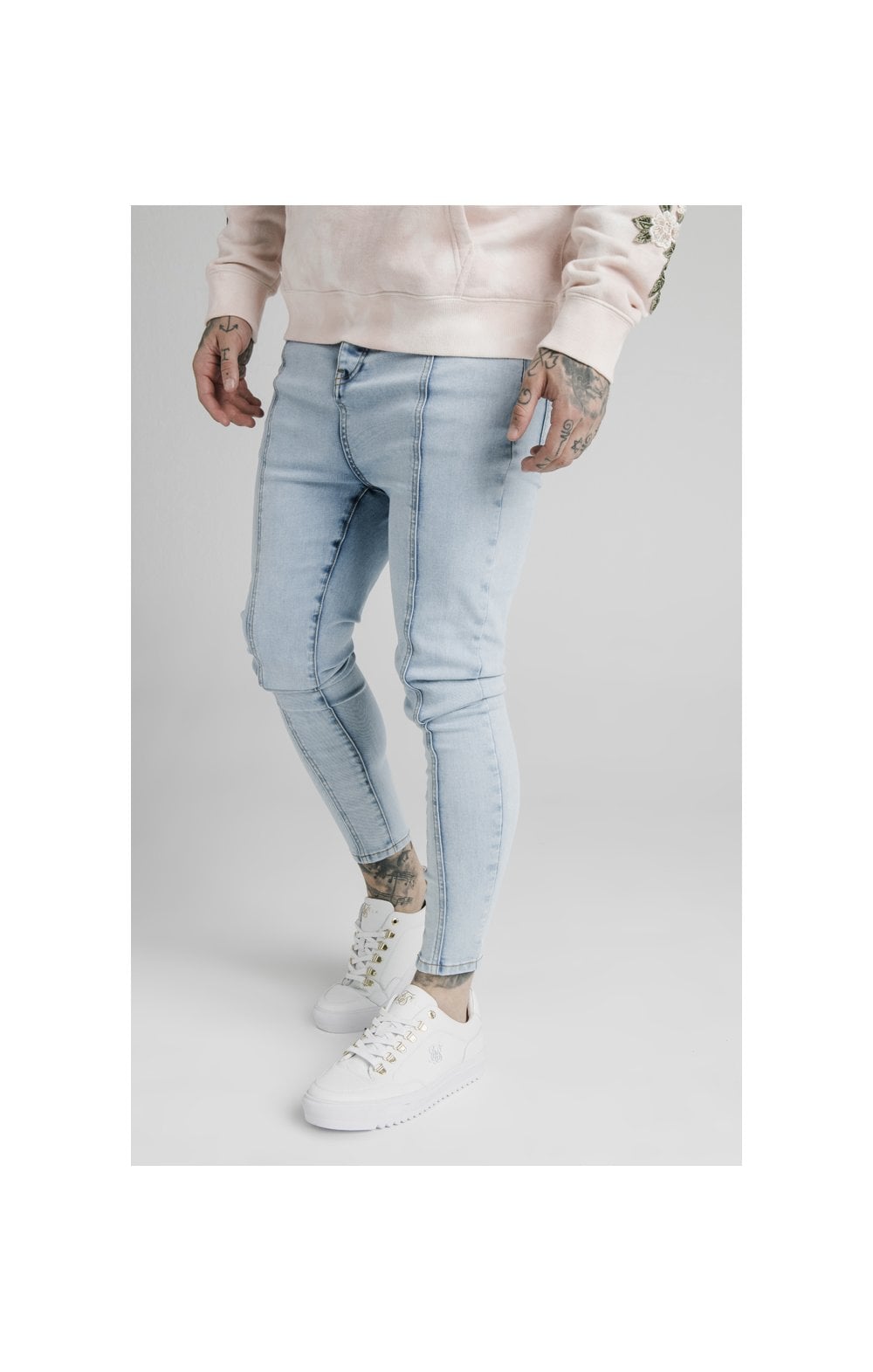 Laad de afbeelding in de Galerij viewer, SikSilk Drop Crotch Pleated Applique Jeans - White (1)