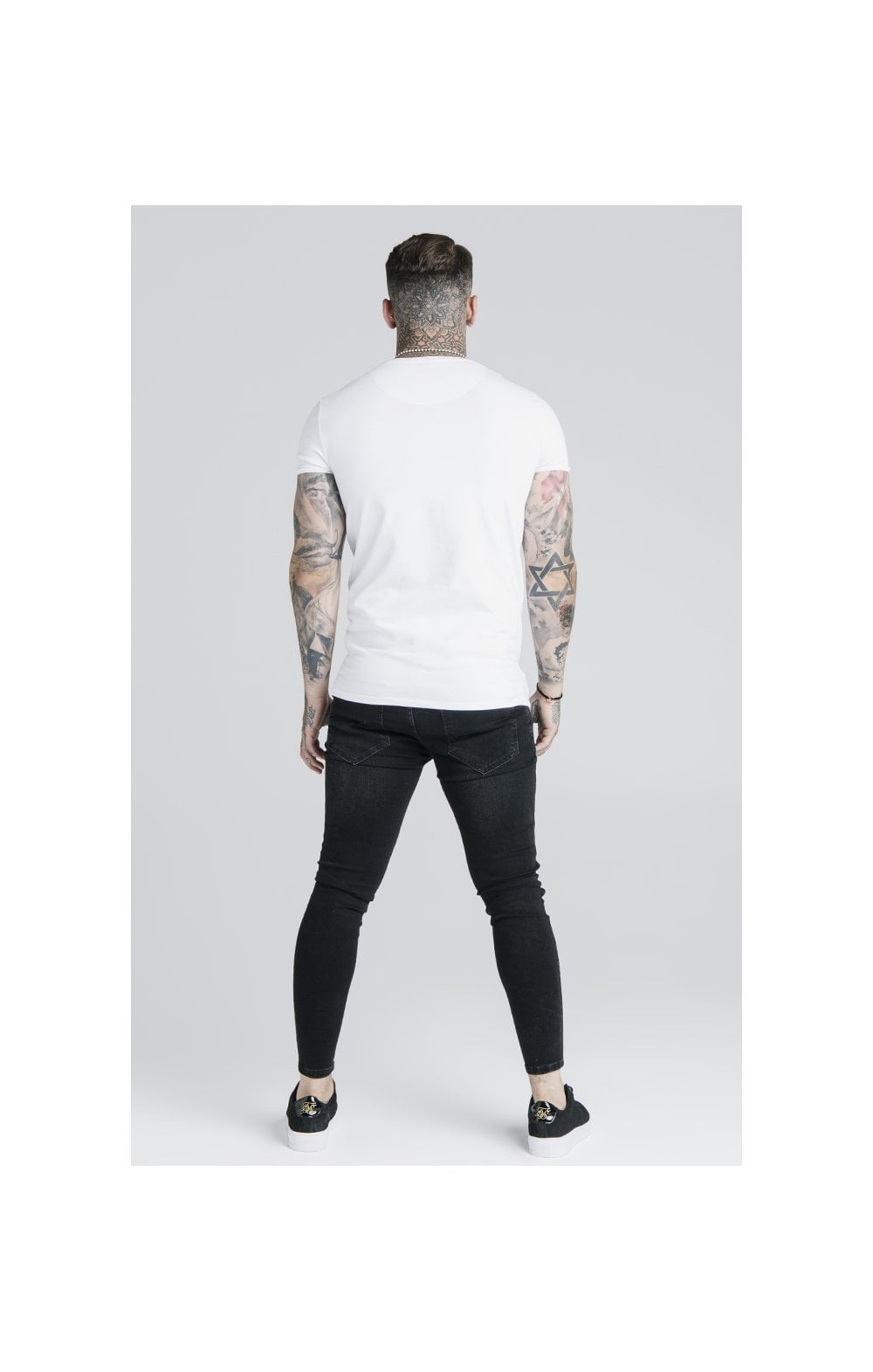 Laad de afbeelding in de Galerij viewer, White Essential Muscle Fit T-Shirt (4)