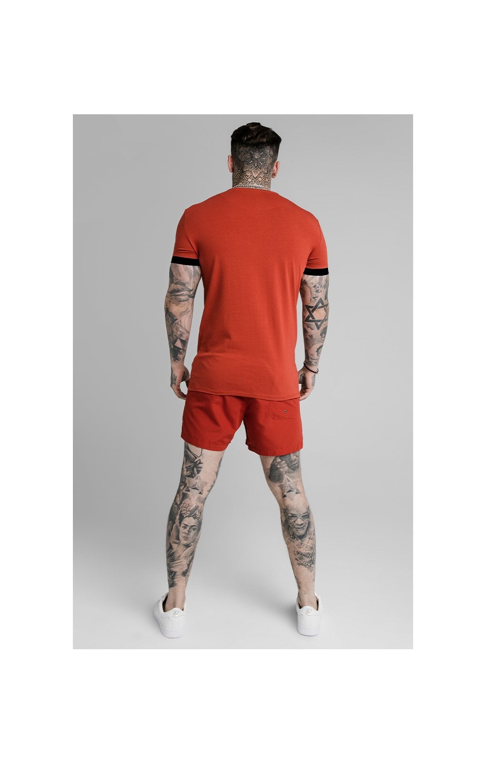 Laad de afbeelding in de Galerij viewer, SikSilk Inset Elastic Cuff Gym Tee – Red (5)