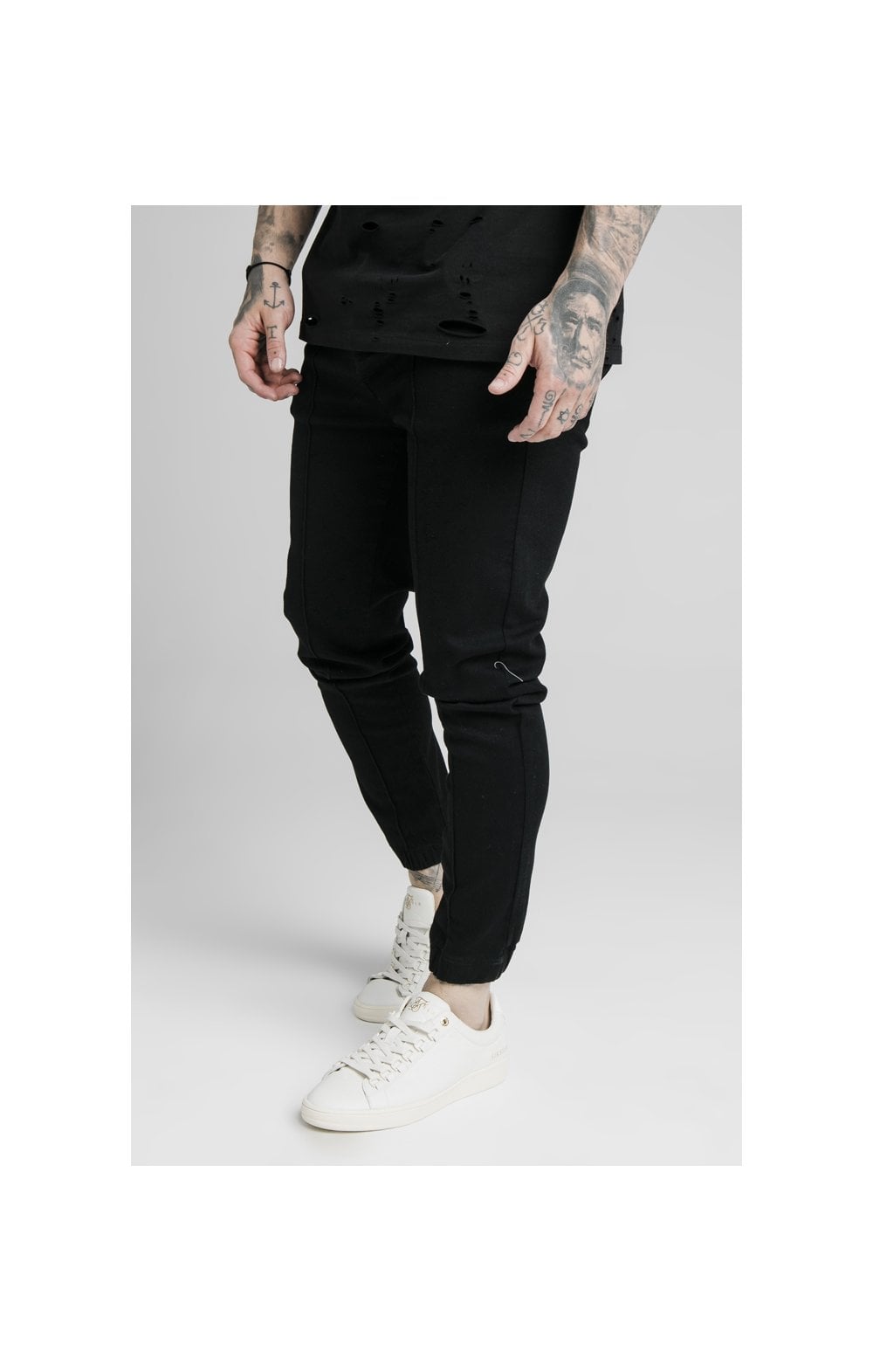 Laad de afbeelding in de Galerij viewer, SikSilk Elasticated Cuff Pleated Jeans Pants - Washed Black