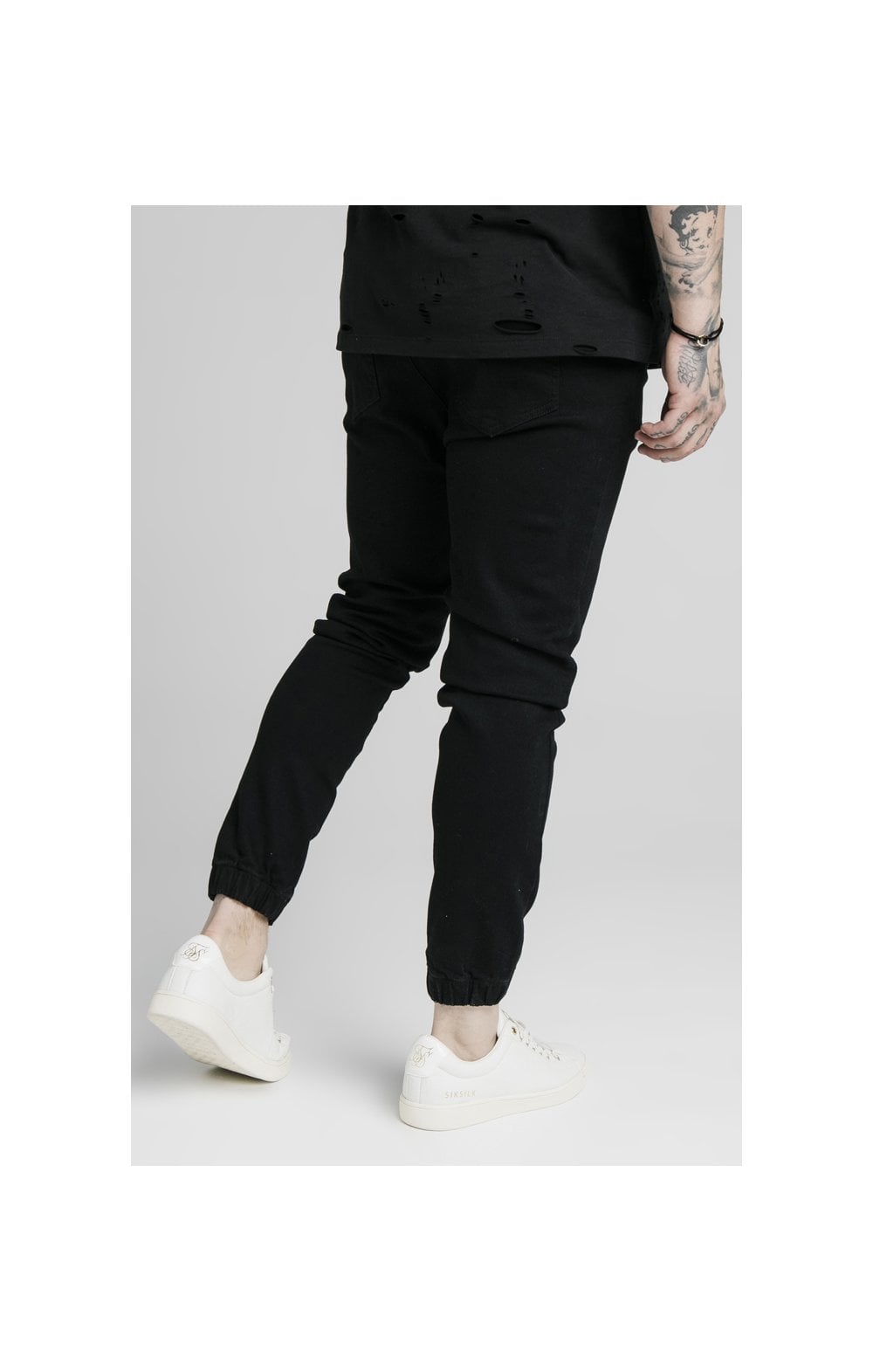 Laad de afbeelding in de Galerij viewer, SikSilk Elasticated Cuff Pleated Jeans Pants - Washed Black (5)