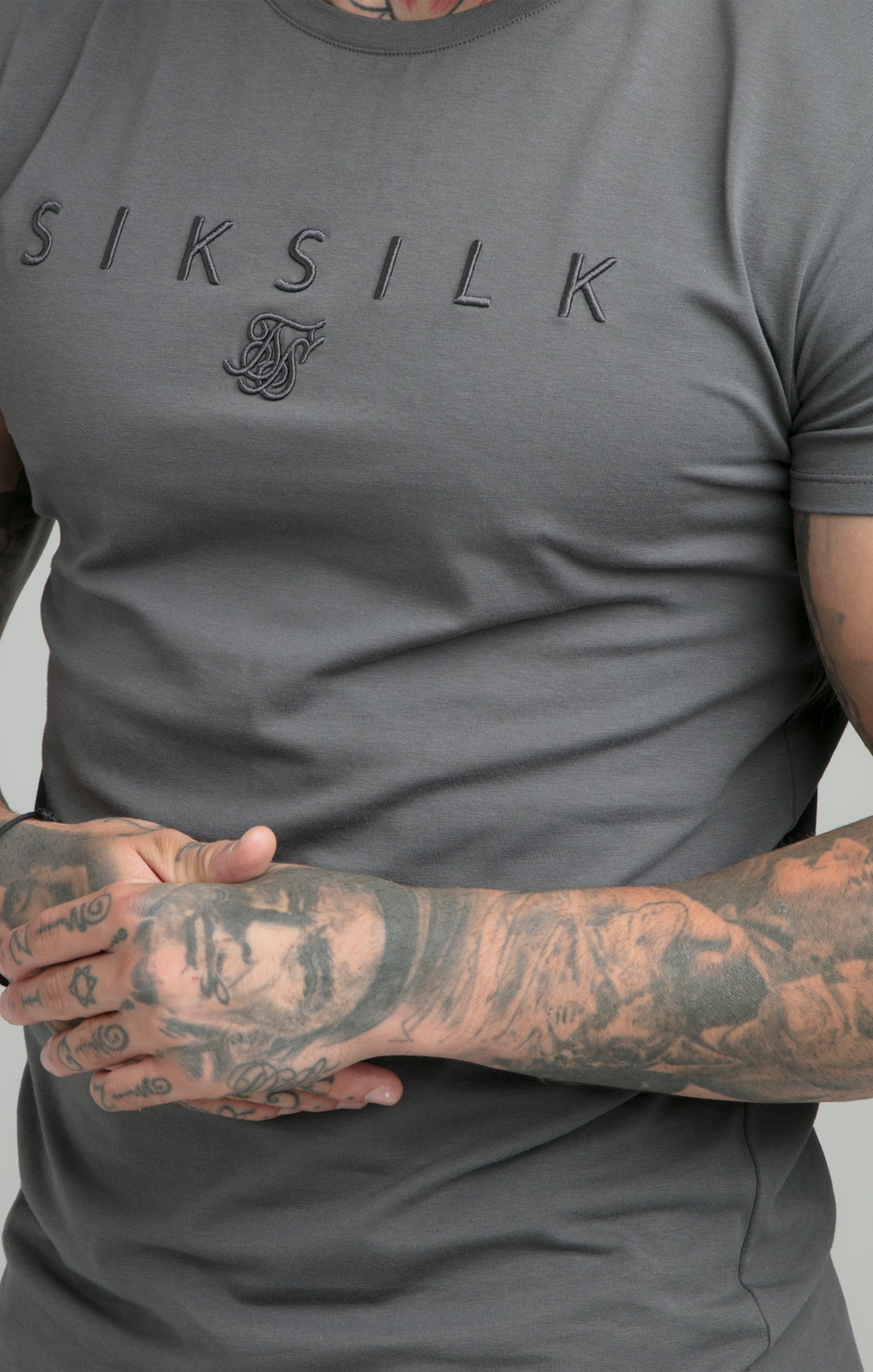 Laad de afbeelding in de Galerij viewer, SikSilk Hybrid Pro Gym Tee - Dark Grey (1)