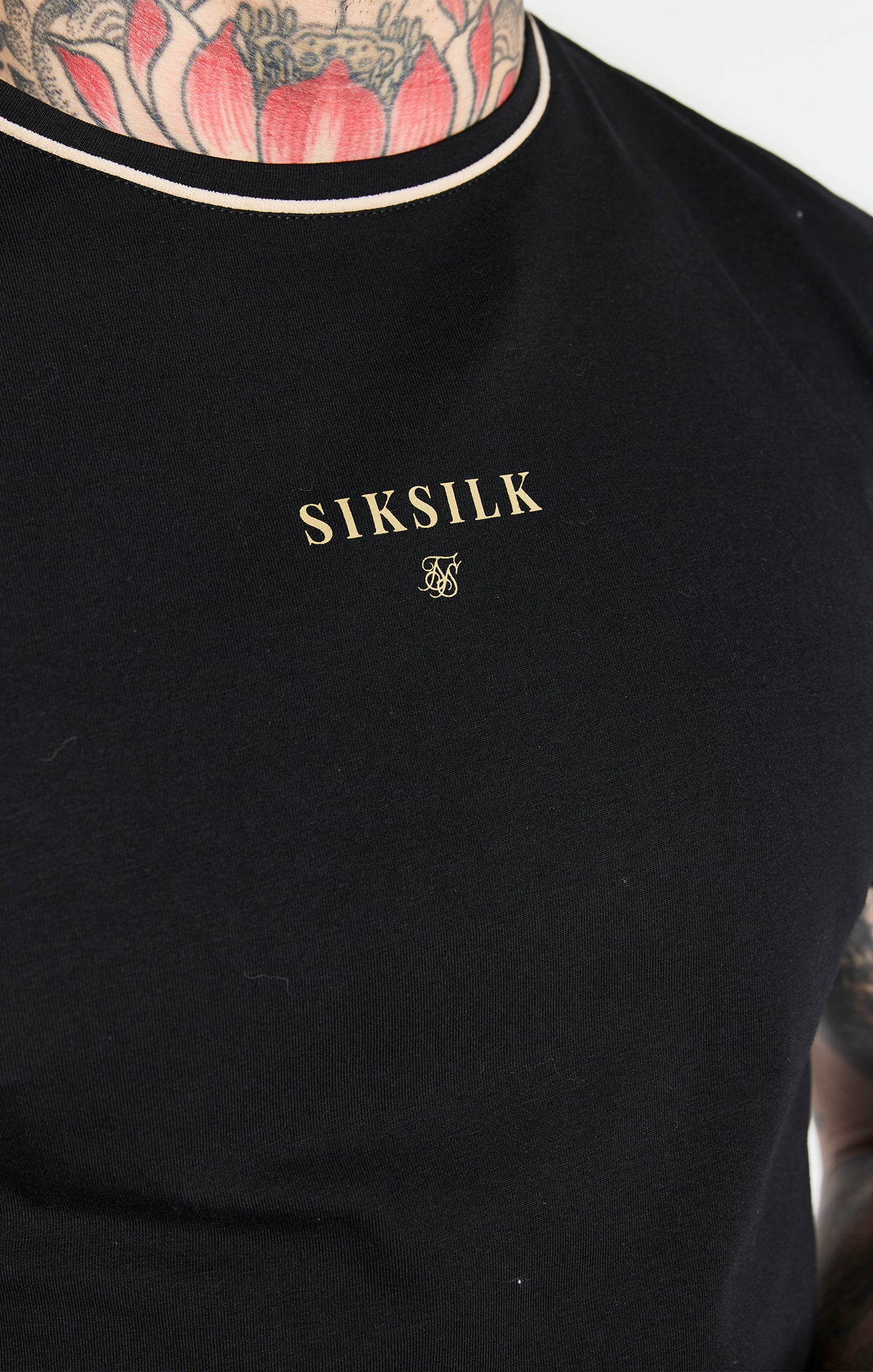 Laad de afbeelding in de Galerij viewer, Camiseta técnica SikSilk Division con dobladillo recto - Negro (1)