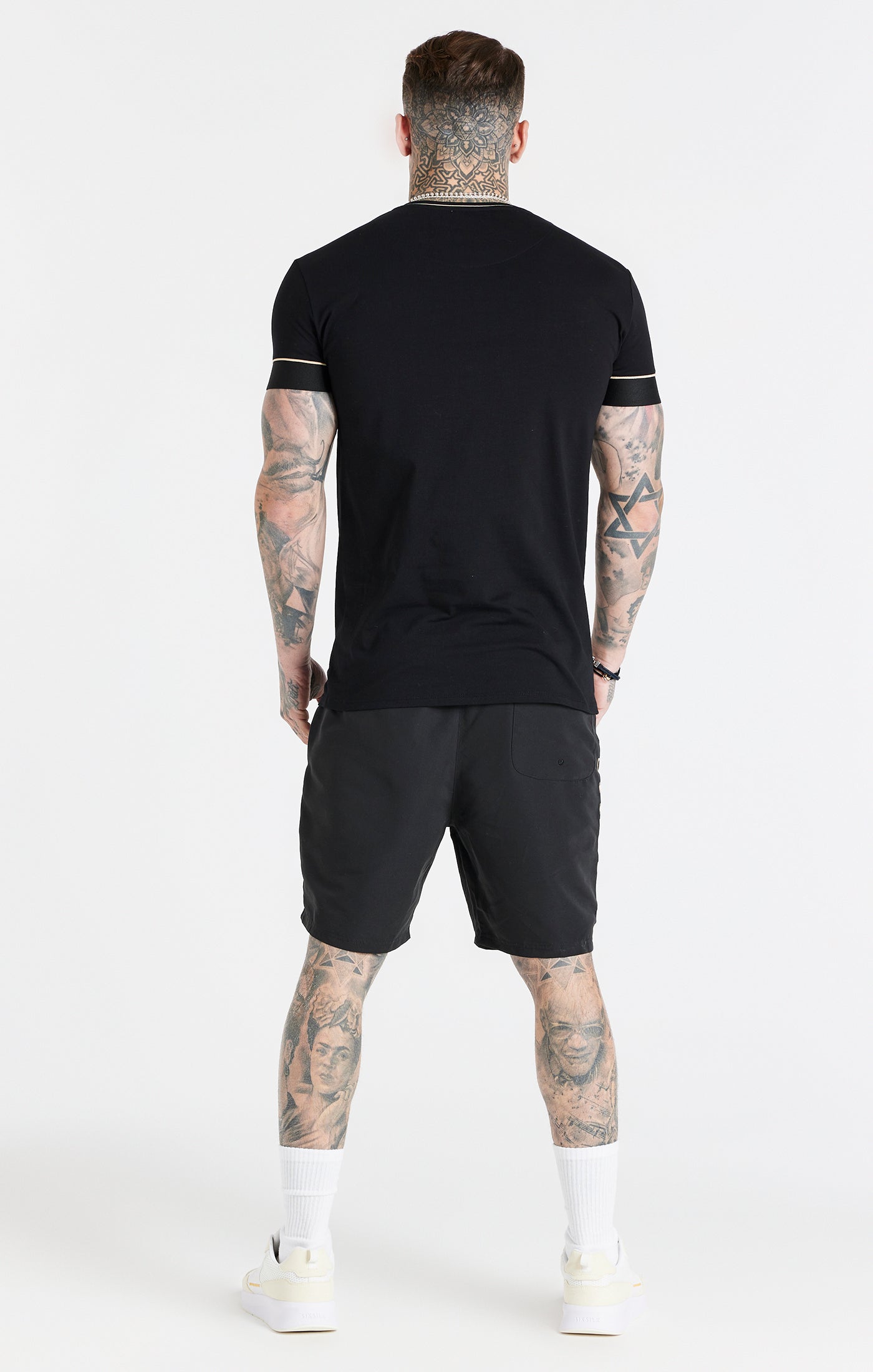 Laad de afbeelding in de Galerij viewer, Camiseta técnica SikSilk Division con dobladillo recto - Negro (4)