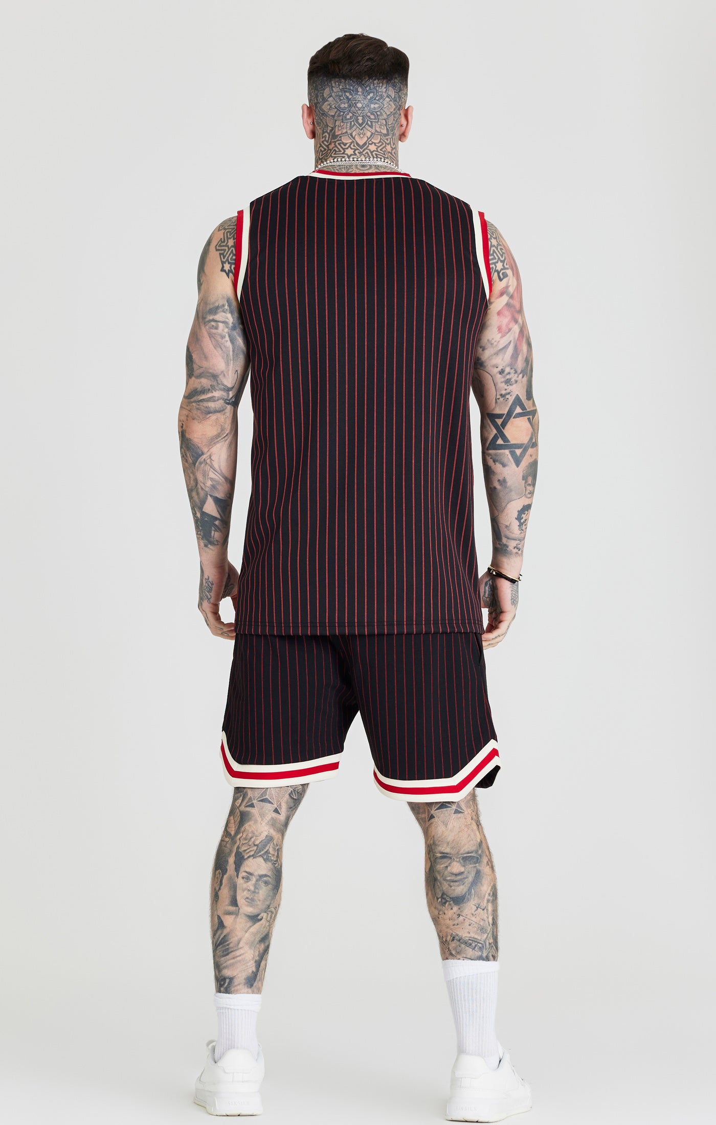 Laad de afbeelding in de Galerij viewer, Camiseta de baloncesto SikSilk Retro clásica - Negro y rojo (4)