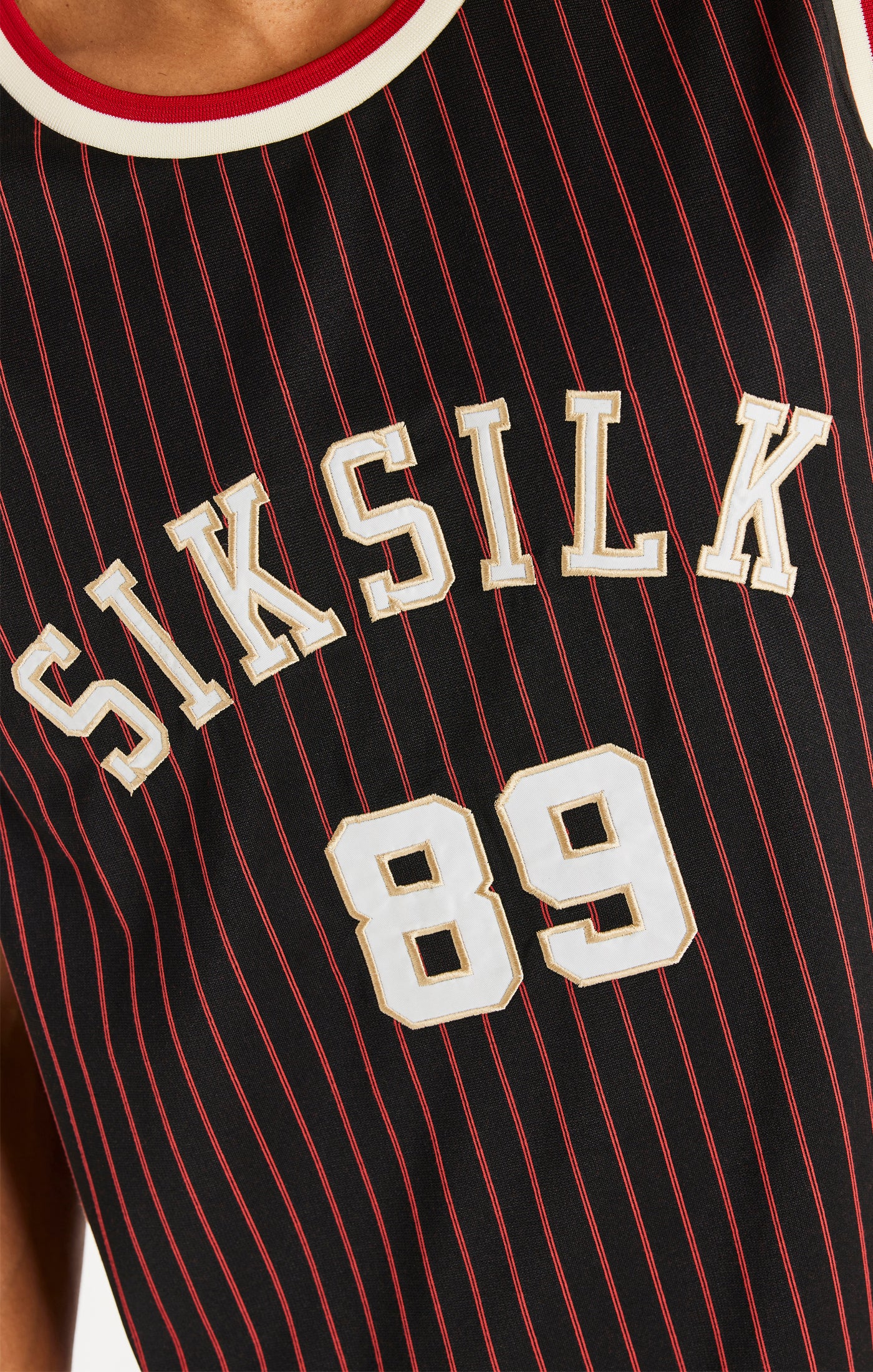 Laad de afbeelding in de Galerij viewer, Camiseta de baloncesto SikSilk Retro clásica - Negro y rojo (2)
