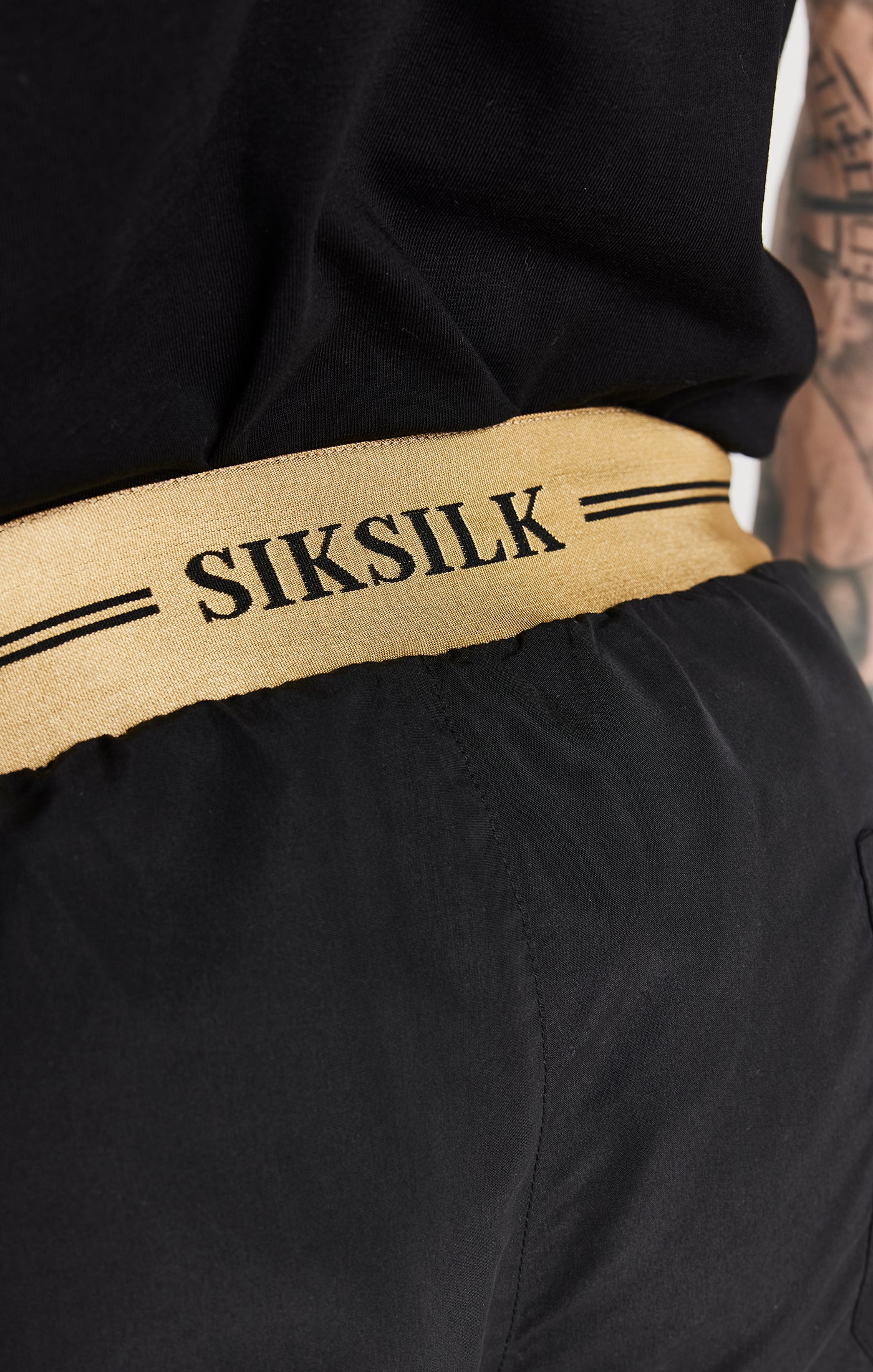 Laad de afbeelding in de Galerij viewer, Pantalón corto SikSilk Supremacy - Negro y dorado (2)