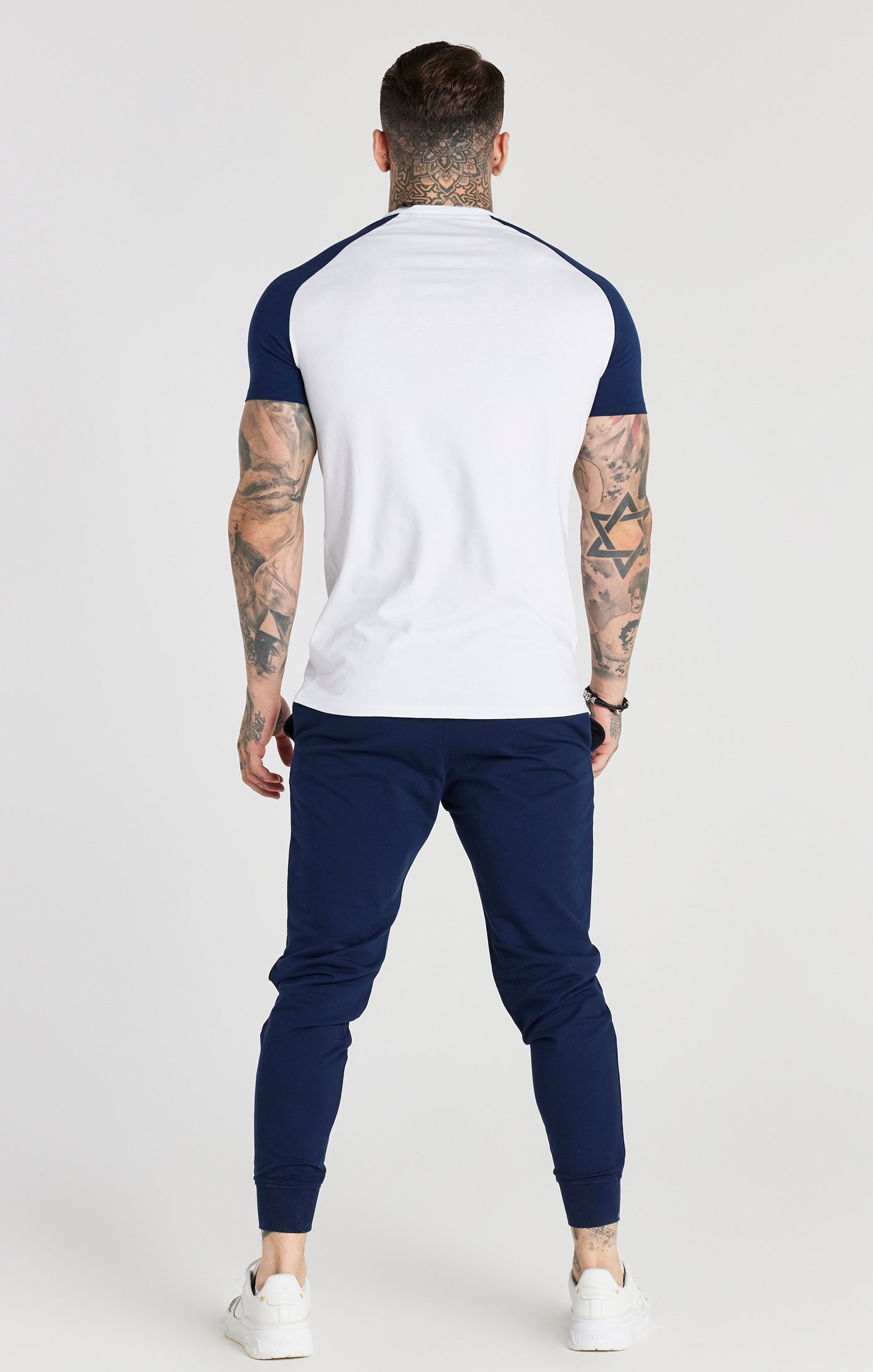 Laad de afbeelding in de Galerij viewer, Camiseta de deporte SikSilk con mangas raglán - Blanco y azul marino (4)