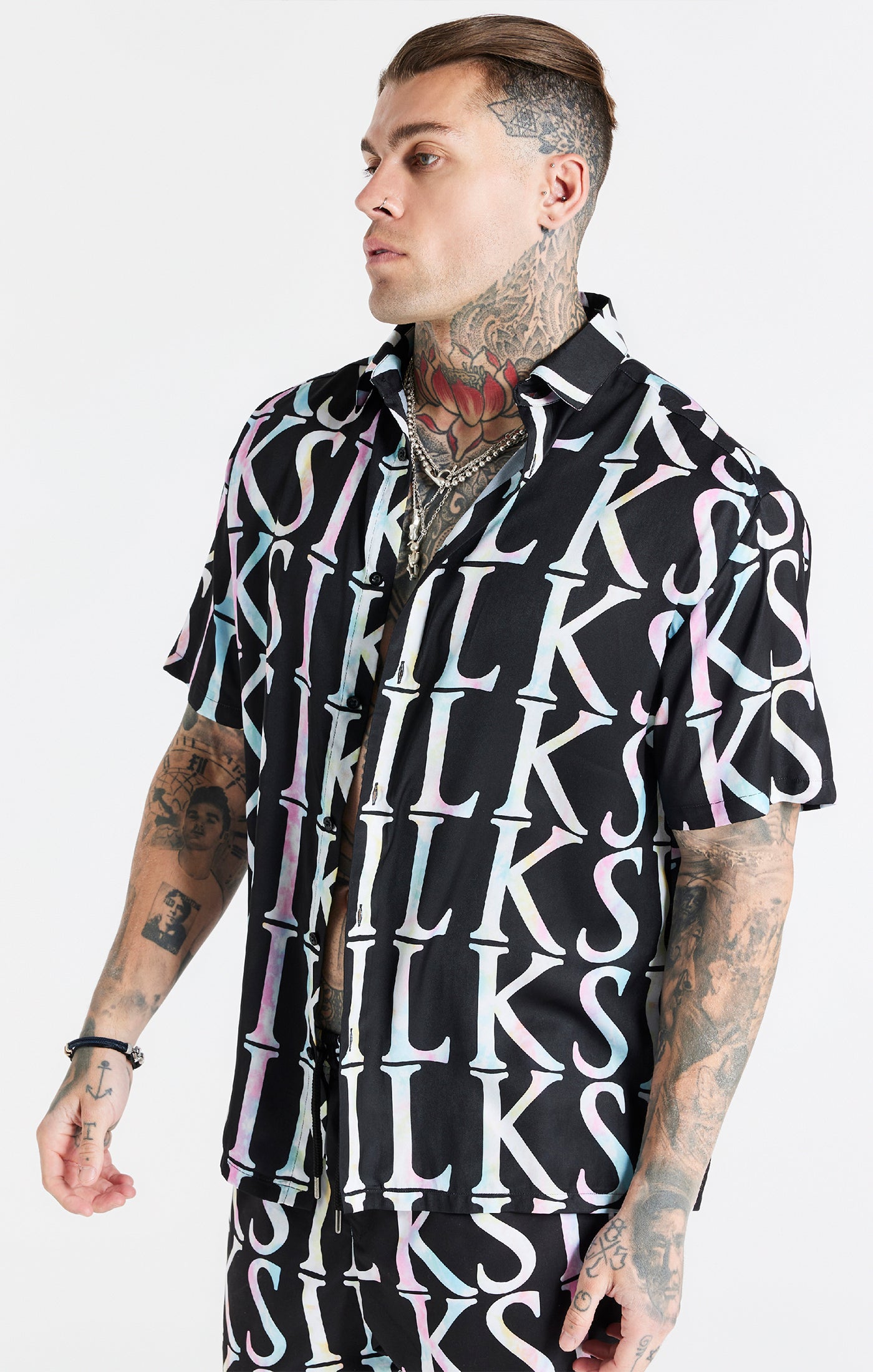 Laad de afbeelding in de Galerij viewer, Camisa resort SikSilk con estampado completo - Negro y tie-dye