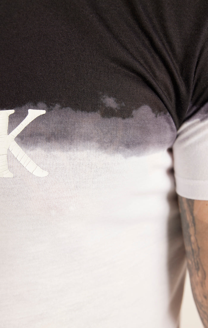 Laad de afbeelding in de Galerij viewer, Camiseta SikSilk con degradado dip-dye - Blanco y negro (2)