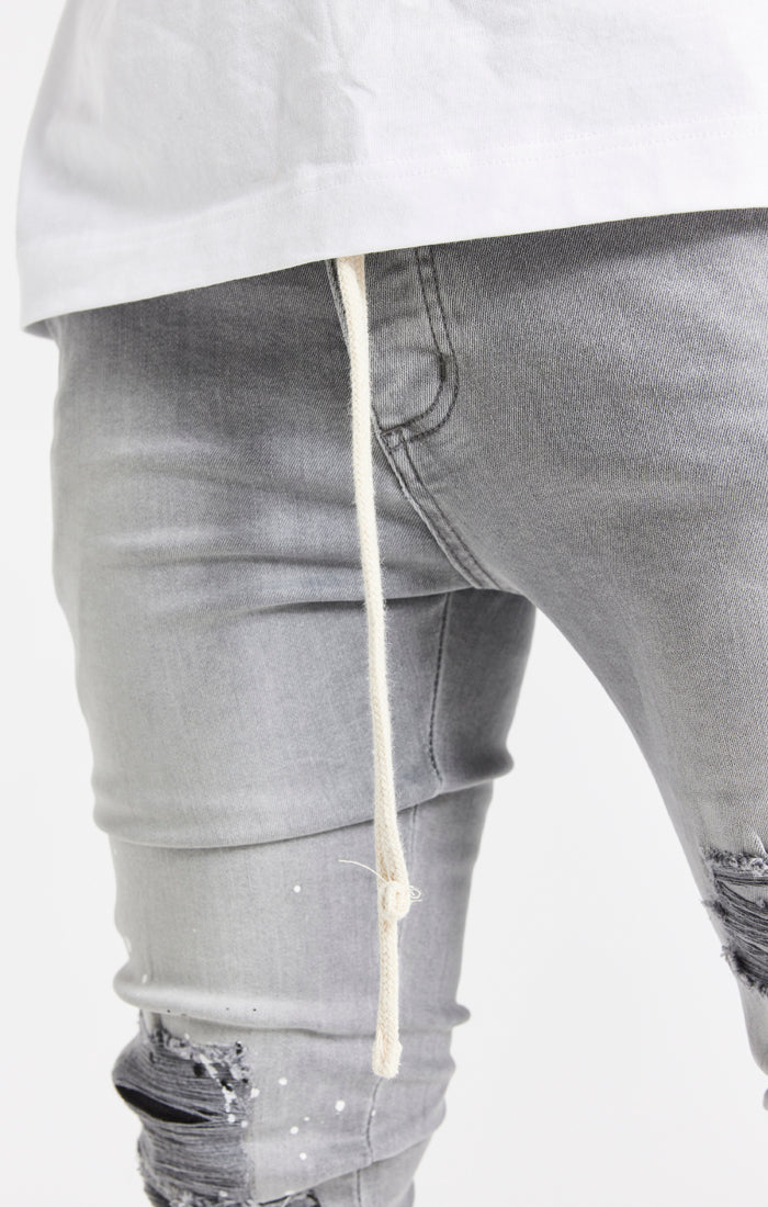Laad de afbeelding in de Galerij viewer, Grey Distressed Basic Cut Jean (3)