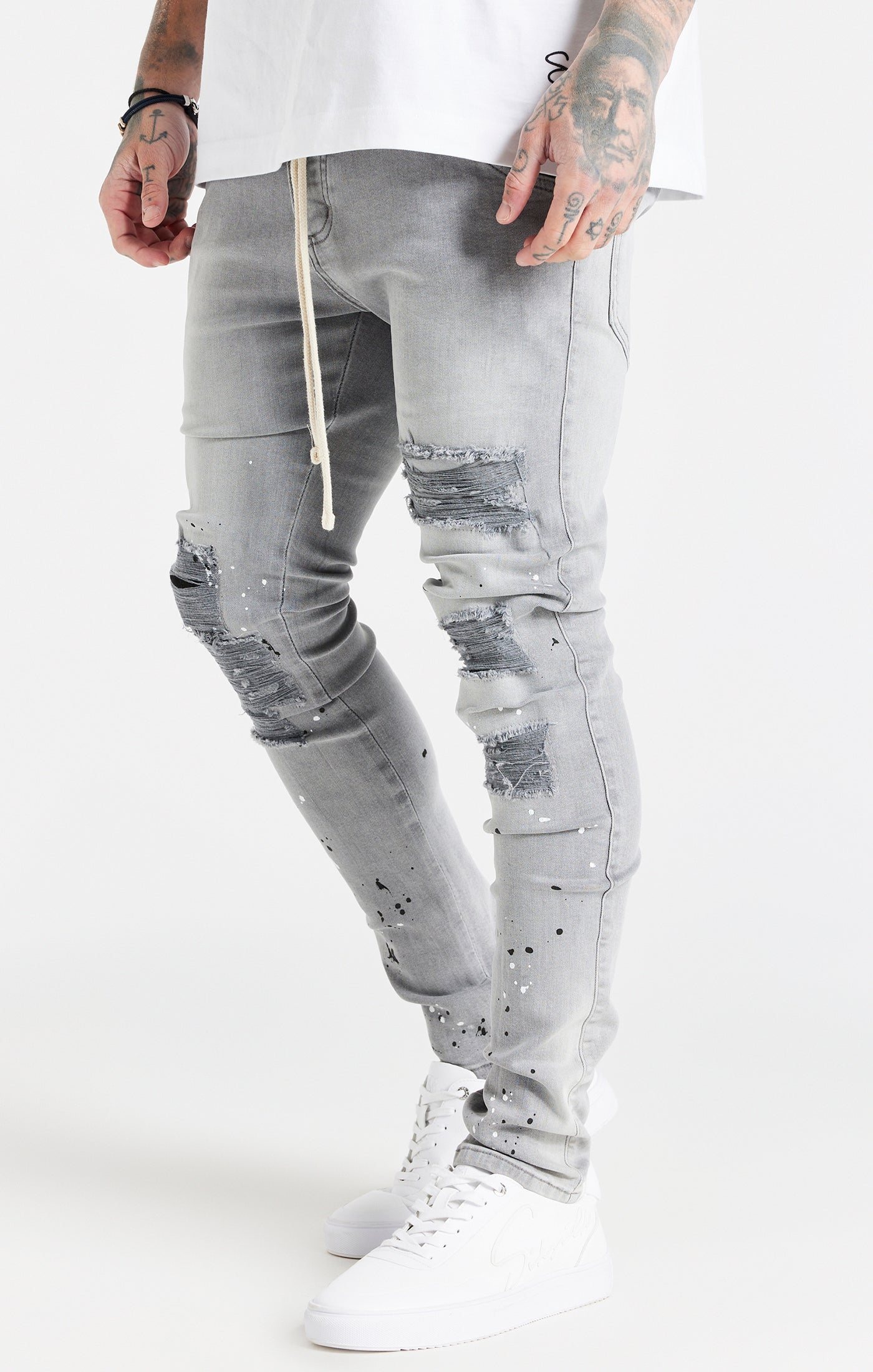 Laad de afbeelding in de Galerij viewer, Grey Distressed Basic Cut Jean