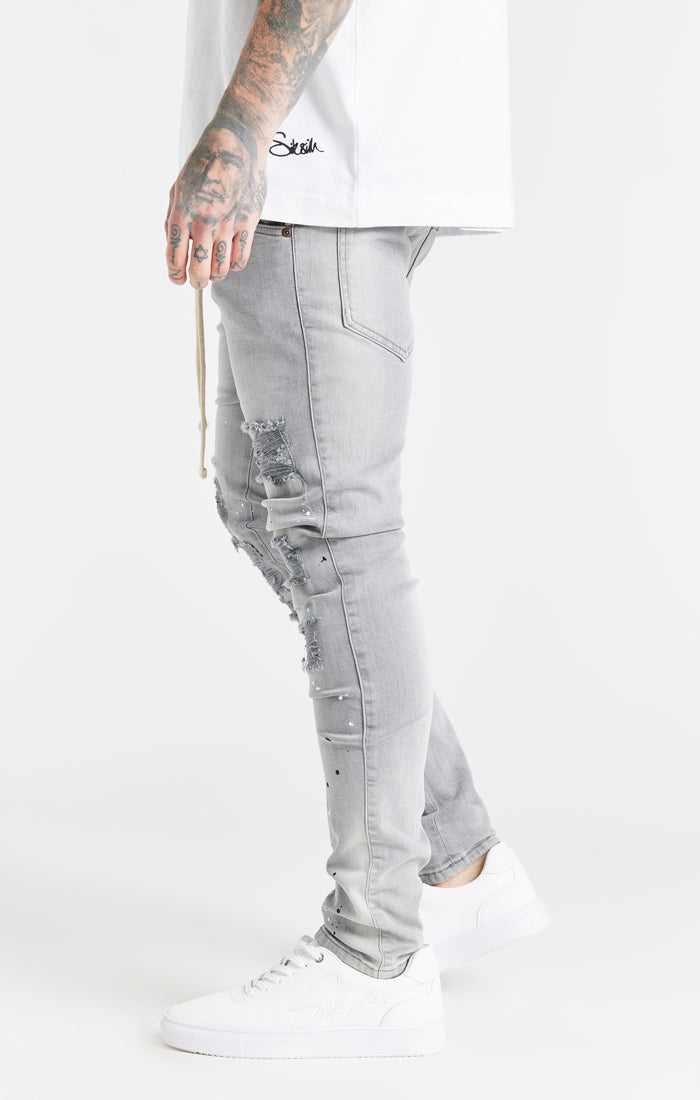 Laad de afbeelding in de Galerij viewer, Grey Distressed Basic Cut Jean (1)