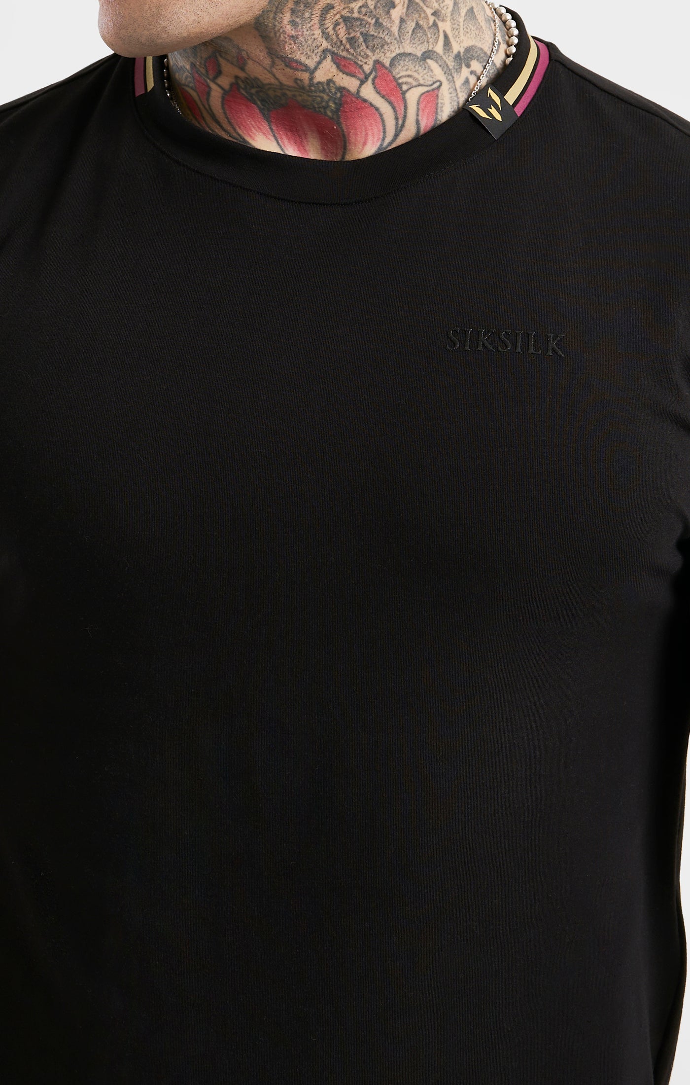 Laad de afbeelding in de Galerij viewer, Messi x SikSilk Black Collar Muscle Fit T-Shirt (1)