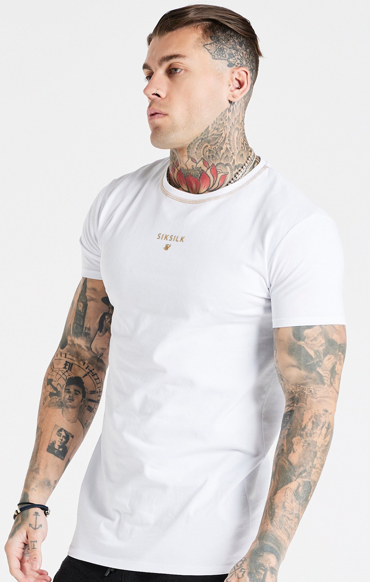Laad de afbeelding in de Galerij viewer, White Cover Stitch Muscle Fit T-Shirt (1)
