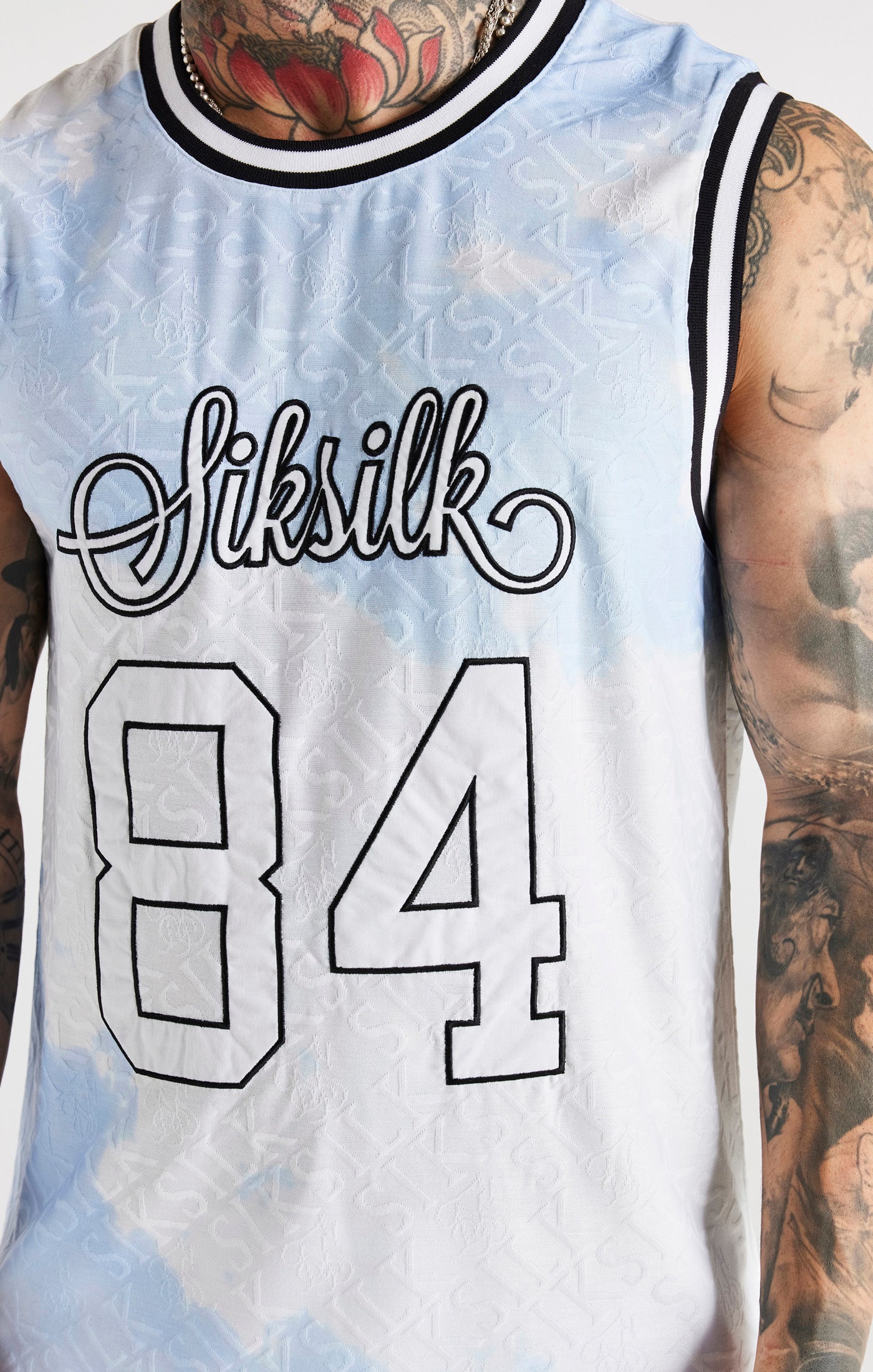 Laad de afbeelding in de Galerij viewer, Camiseta de baloncesto SikSilk con estampado completo de jacquard - Blanco y azul (1)