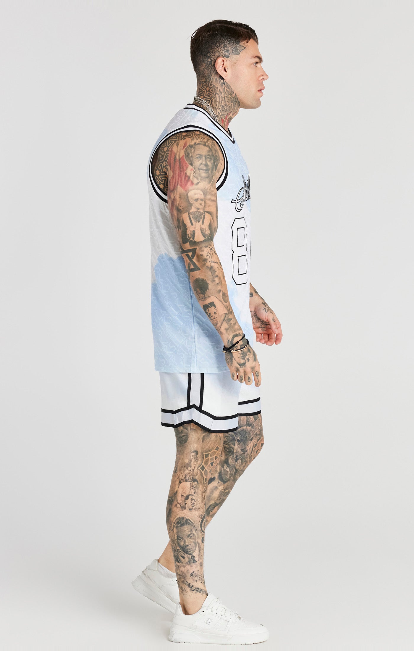 Laad de afbeelding in de Galerij viewer, Camiseta de baloncesto SikSilk con estampado completo de jacquard - Blanco y azul (3)