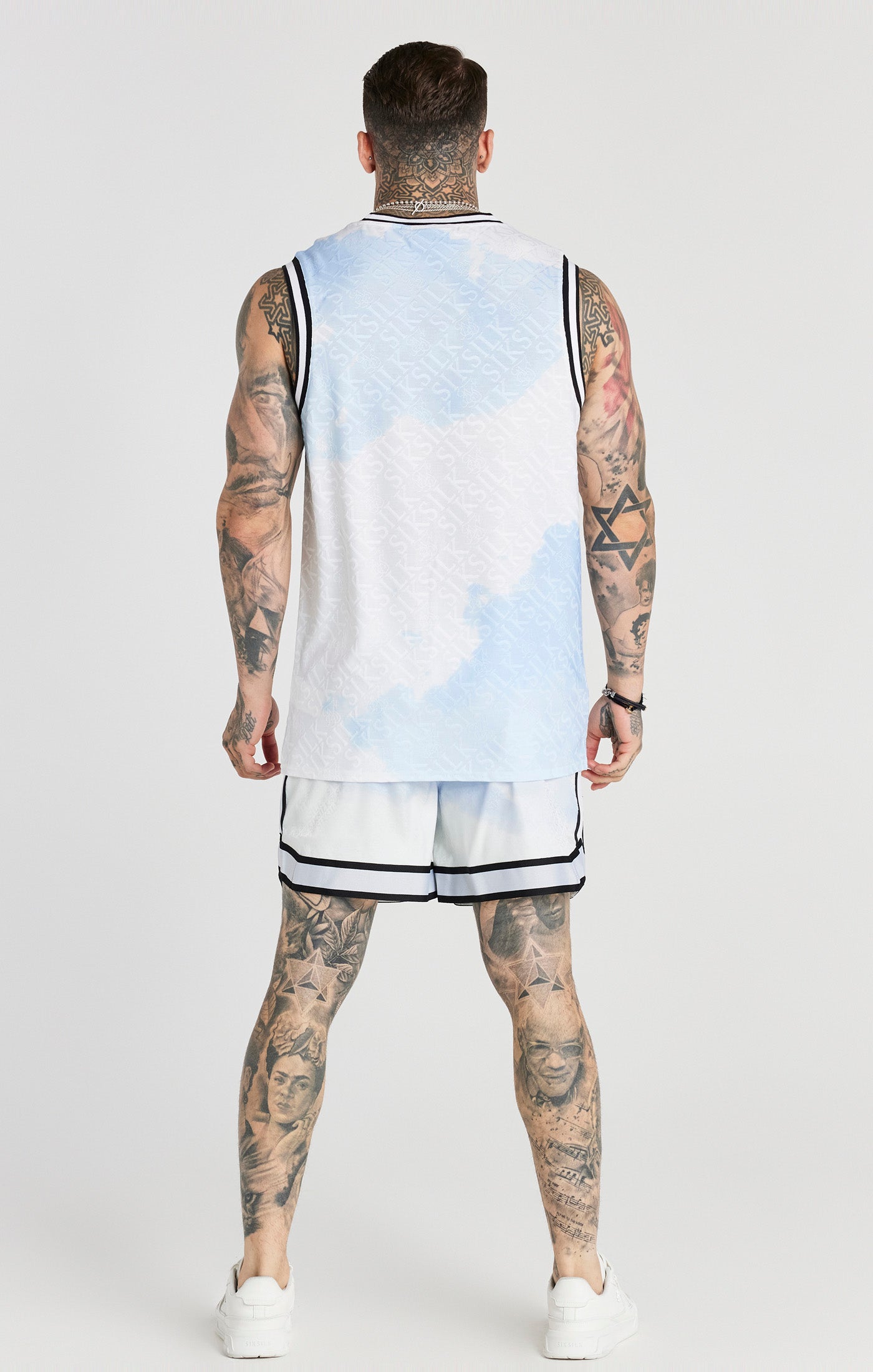Laad de afbeelding in de Galerij viewer, Camiseta de baloncesto SikSilk con estampado completo de jacquard - Blanco y azul (4)