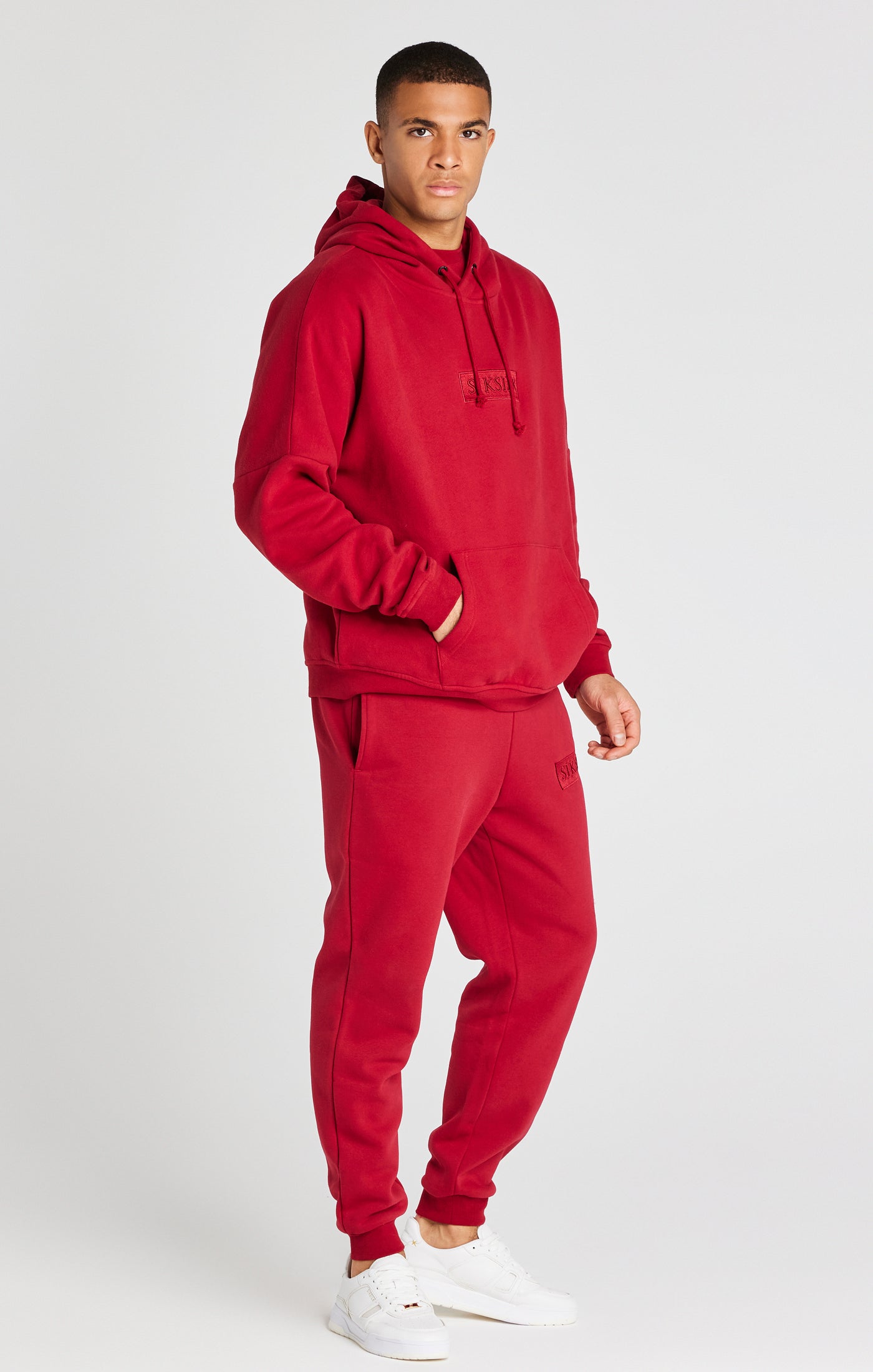 Laad de afbeelding in de Galerij viewer, Sudadera SikSilk con capucha y hombros caídos - Rojo (2)