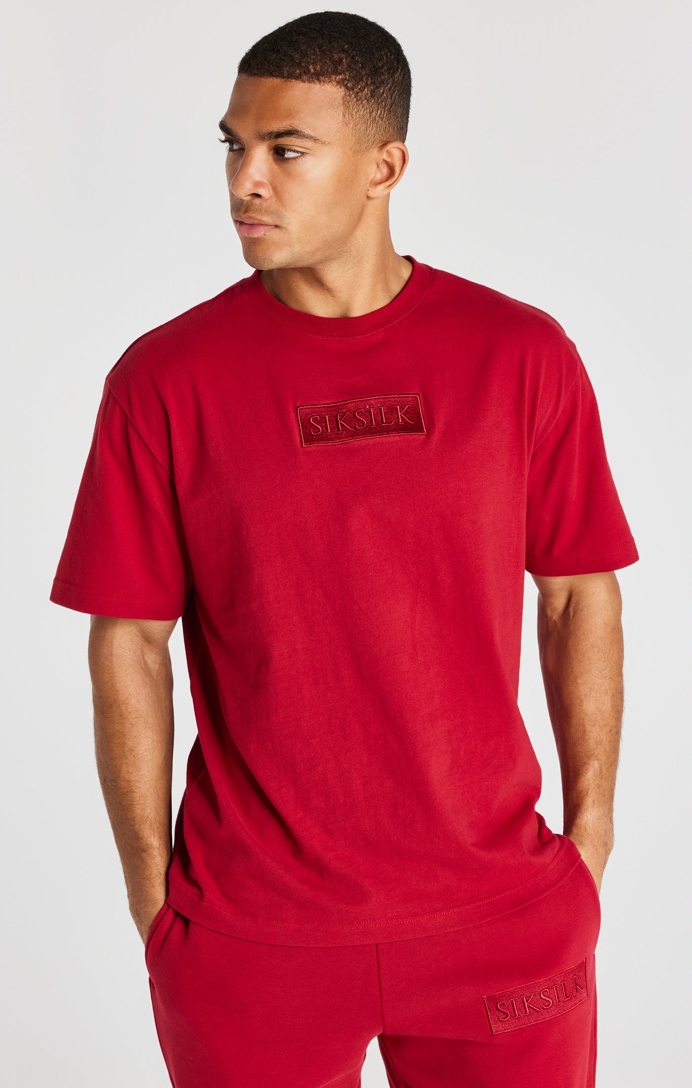 Laad de afbeelding in de Galerij viewer, Camiseta extragrande SikSilk Essential de manga corta - Rojo (1)
