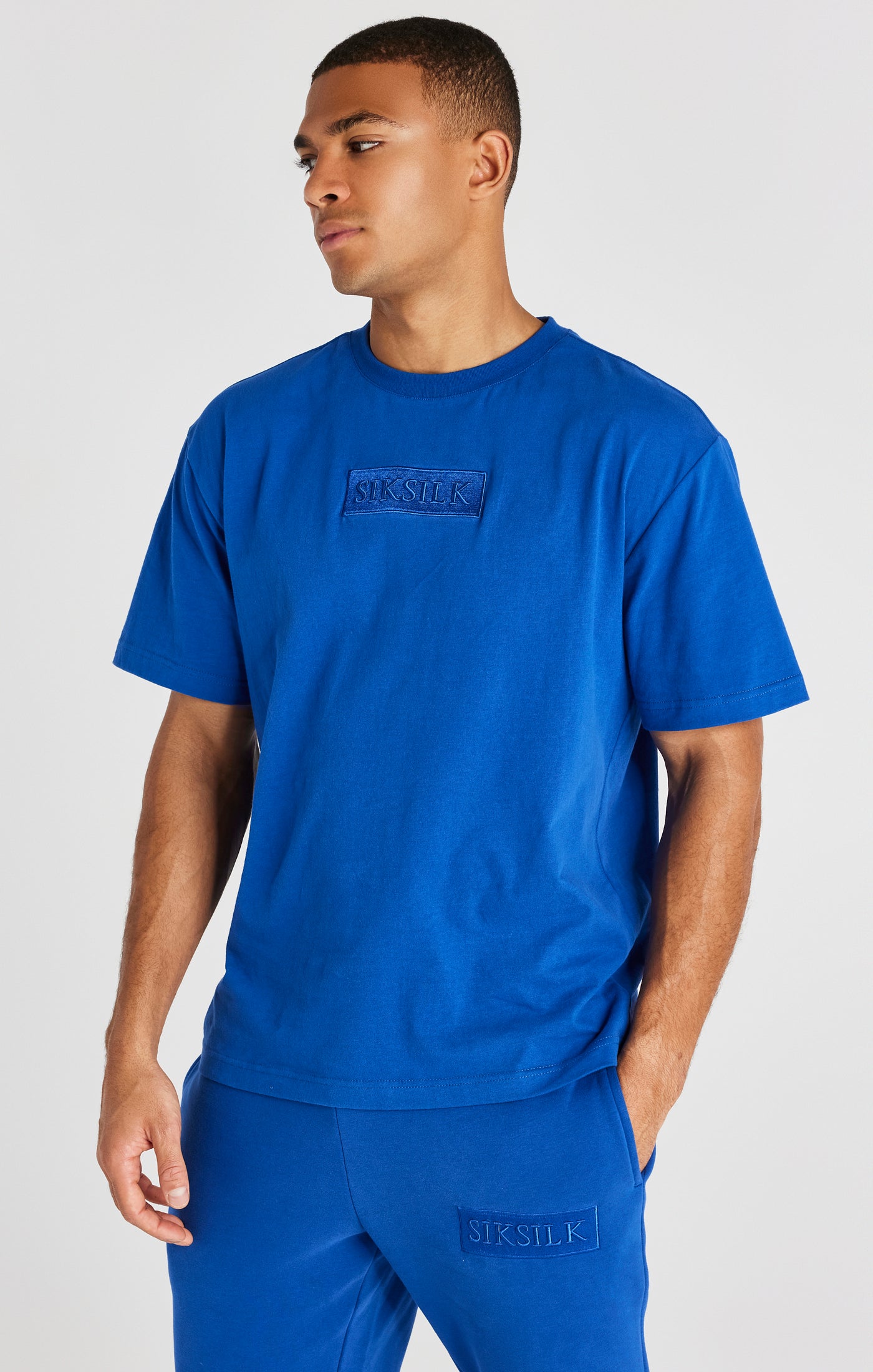 Laad de afbeelding in de Galerij viewer, Camiseta extragrande SikSilk Essential de manga corta - Azul