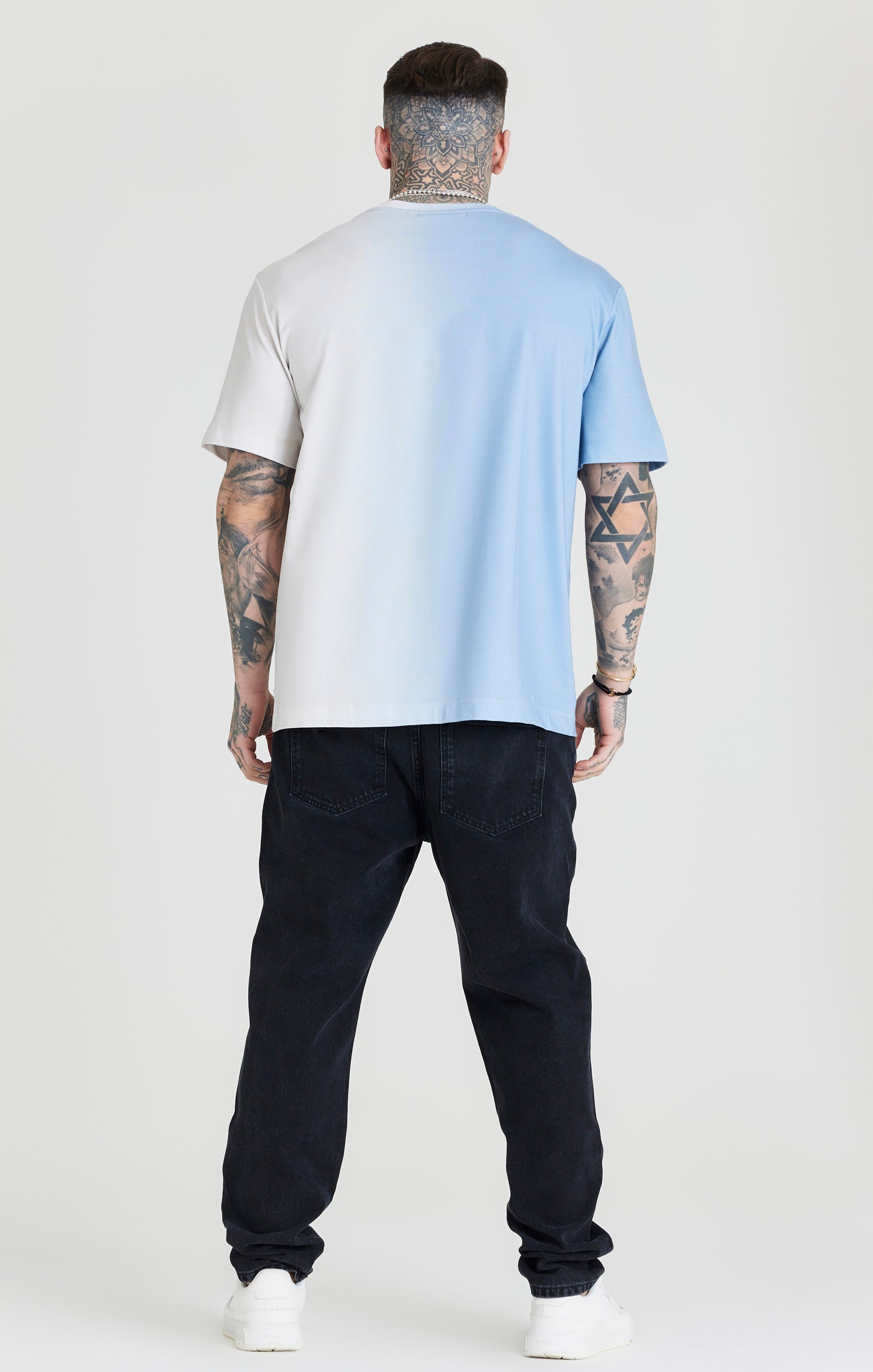 Laad de afbeelding in de Galerij viewer, Camiseta extragrande SikSilk degradada - Azul y crudo (3)