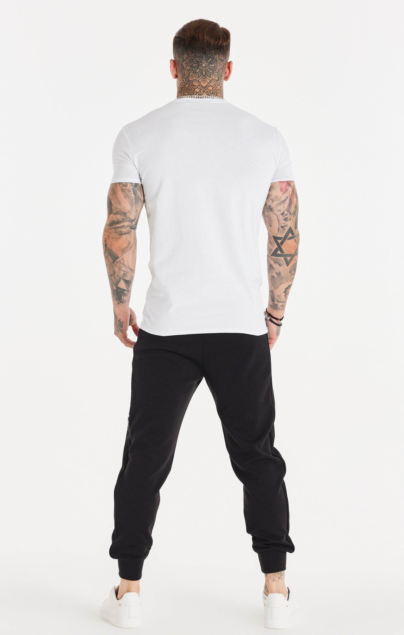 Laad de afbeelding in de Galerij viewer, Camiseta SikSilk con logotipo y caligrafía doble - Blanco (4)