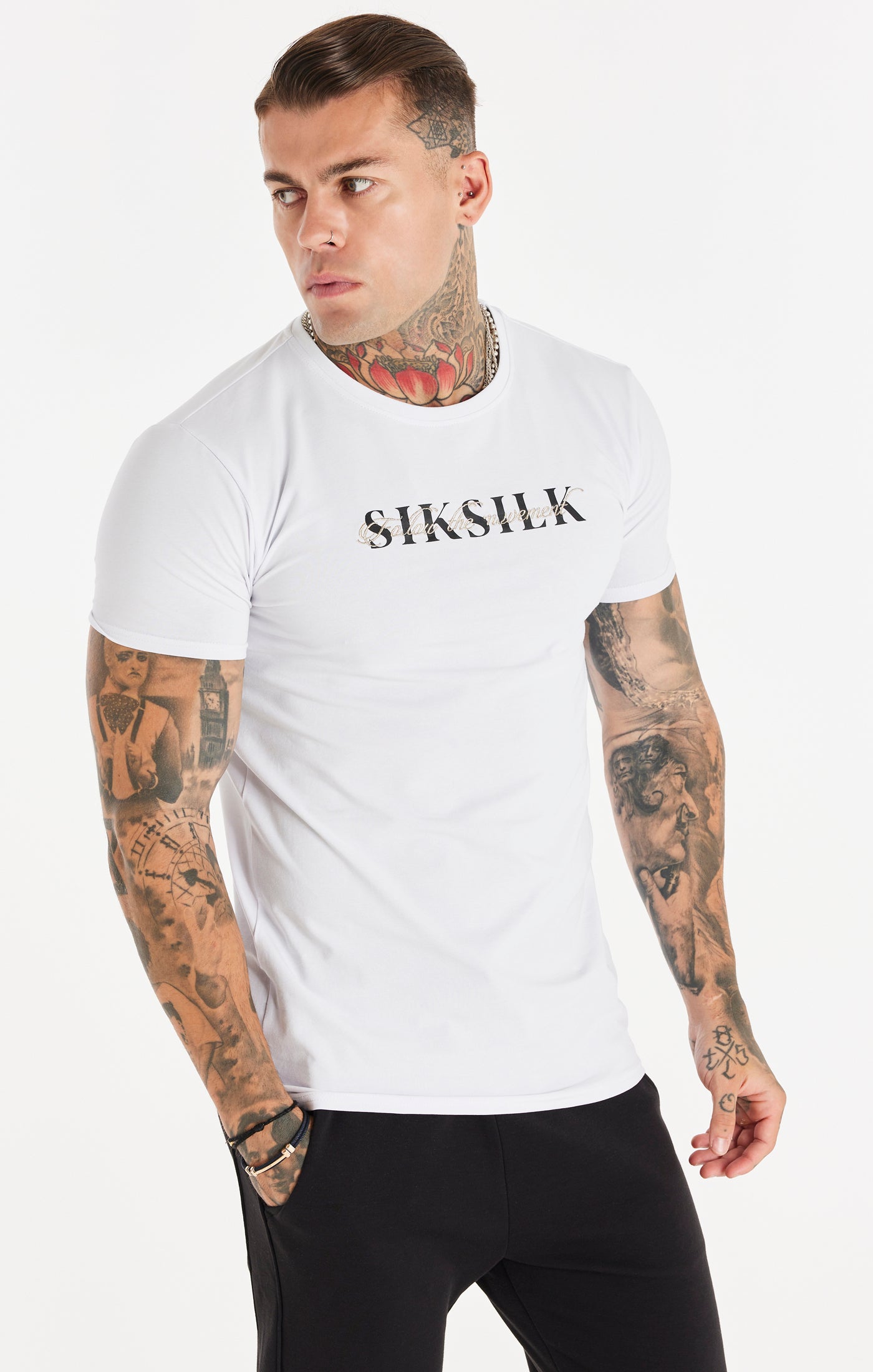 Laad de afbeelding in de Galerij viewer, Camiseta SikSilk con logotipo y caligrafía doble - Blanco