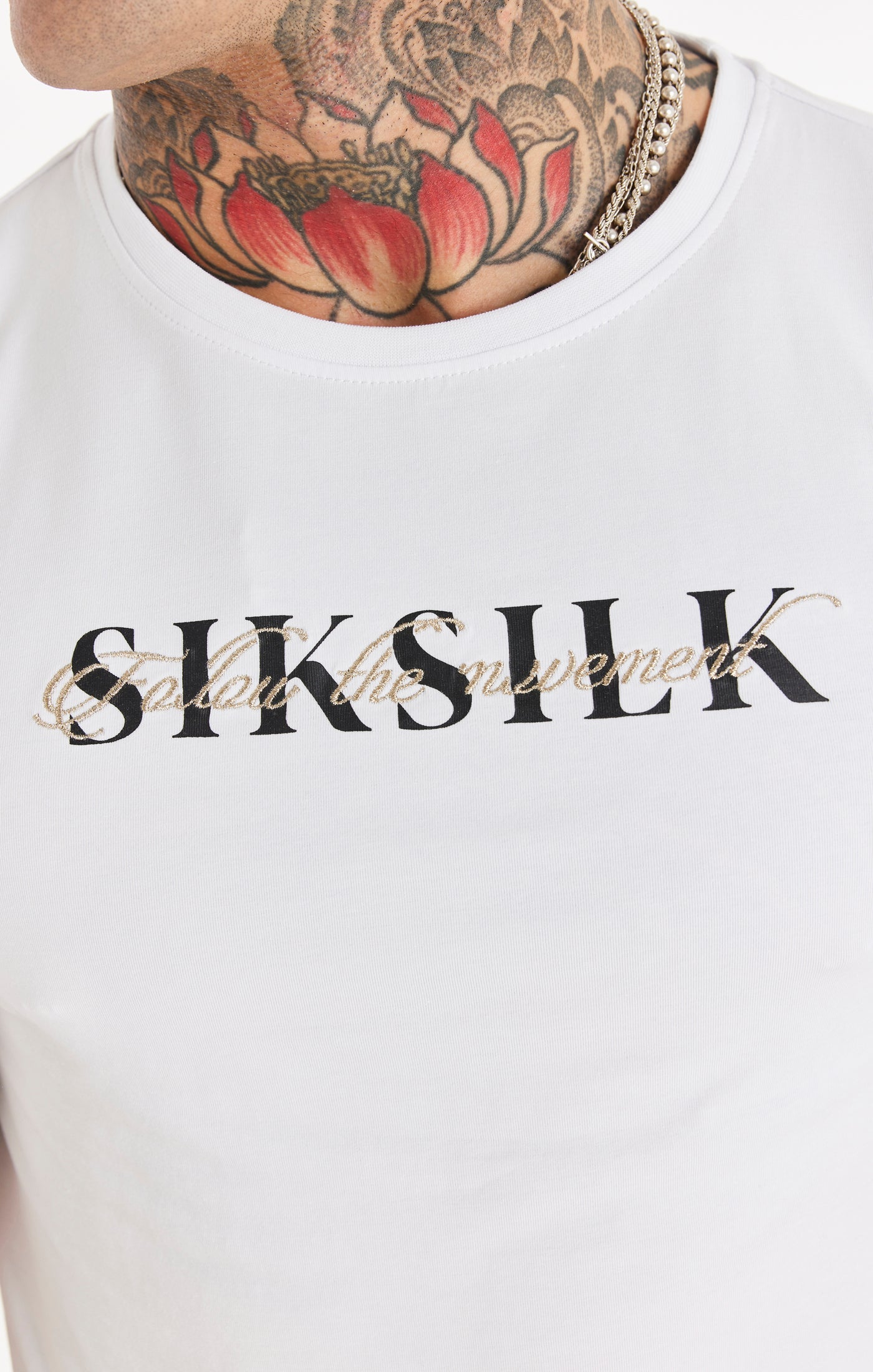 Laad de afbeelding in de Galerij viewer, Camiseta SikSilk con logotipo y caligrafía doble - Blanco (1)
