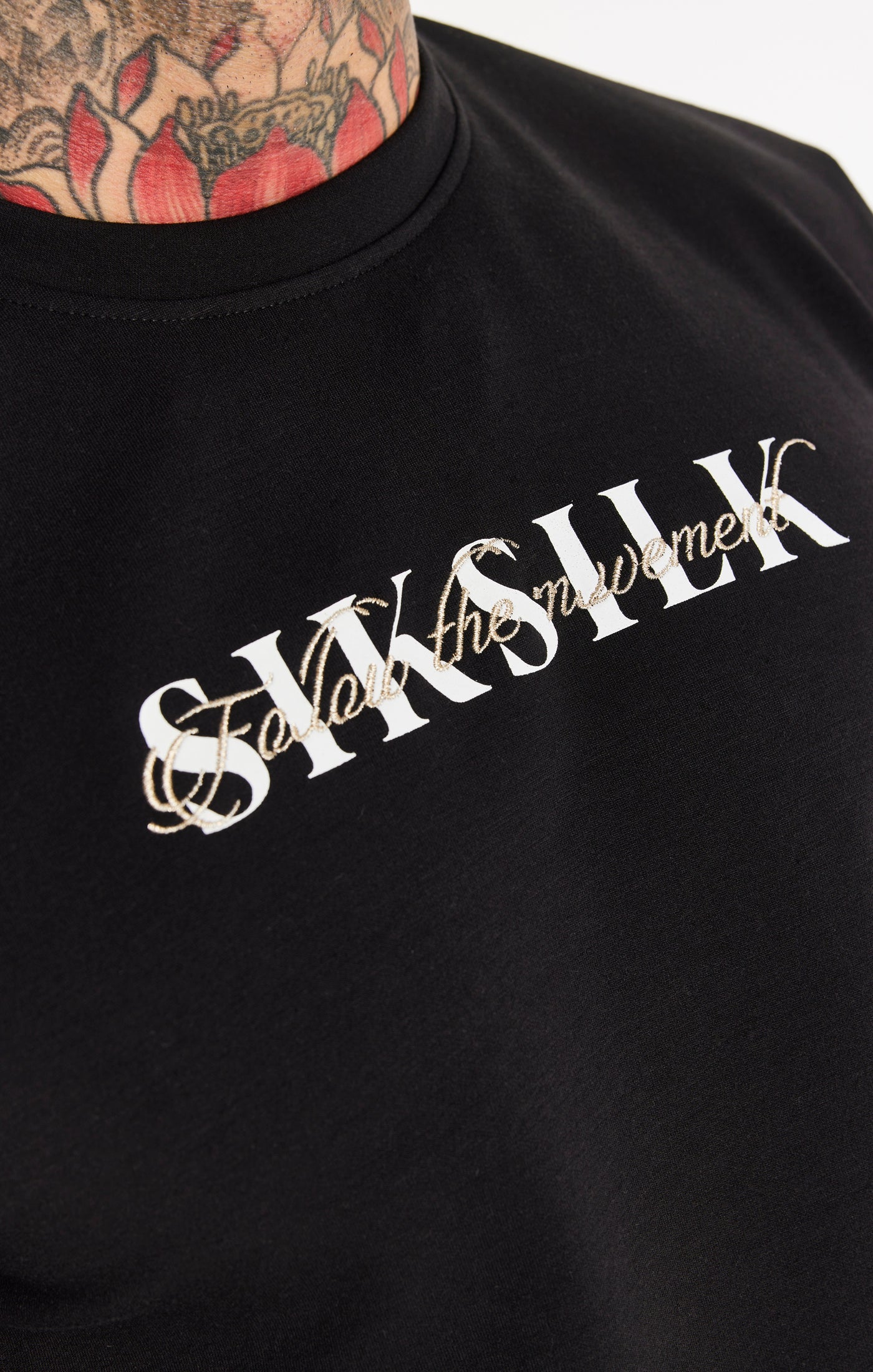 Laad de afbeelding in de Galerij viewer, Jersey SikSilk de cuello redondo con logotipo en caligrafía doble - Negro (1)