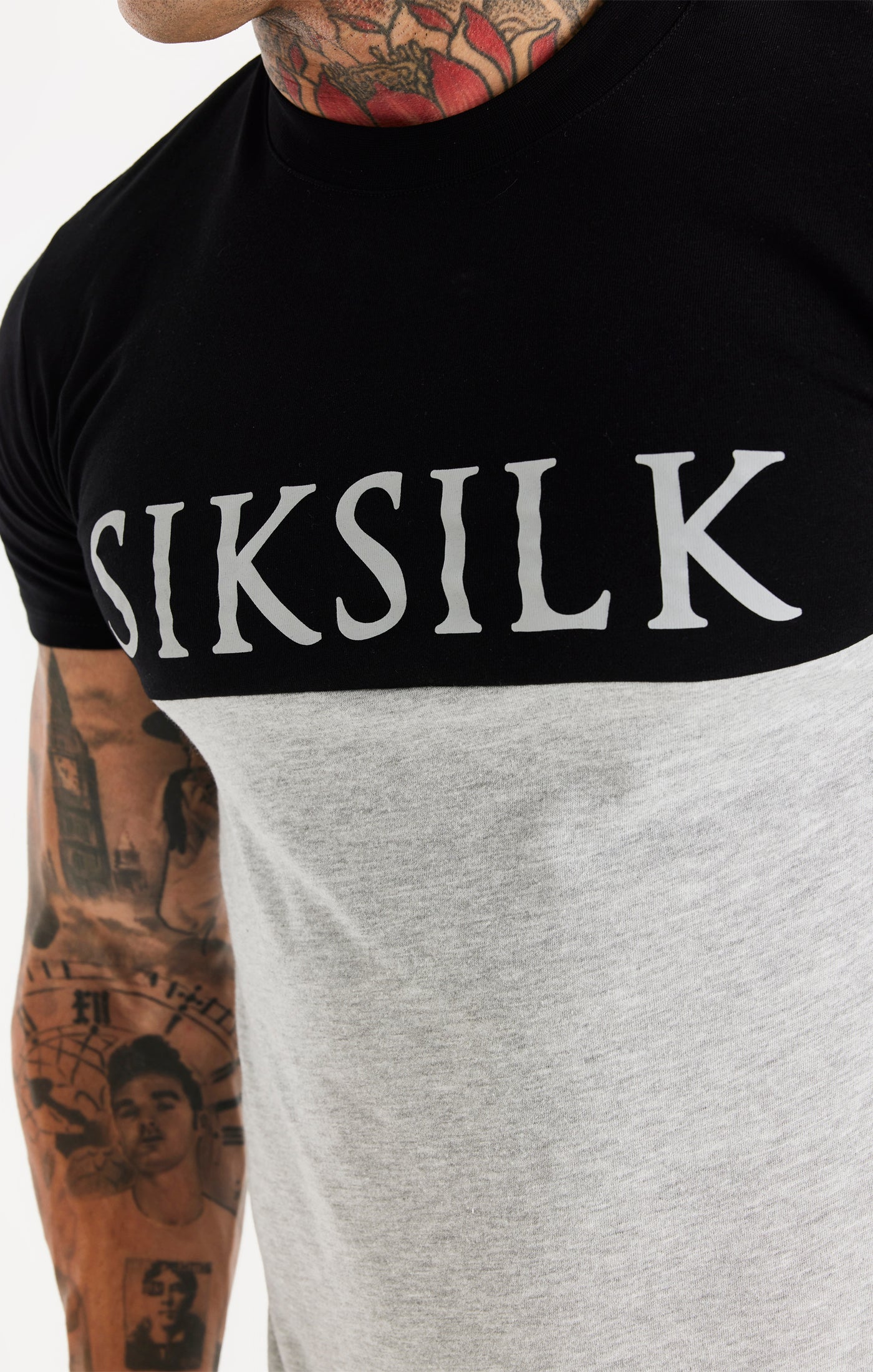 Laad de afbeelding in de Galerij viewer, Camiseta de deporte SikSilk con tejido fabricado a medida - Negro y gris jaspeado (1)