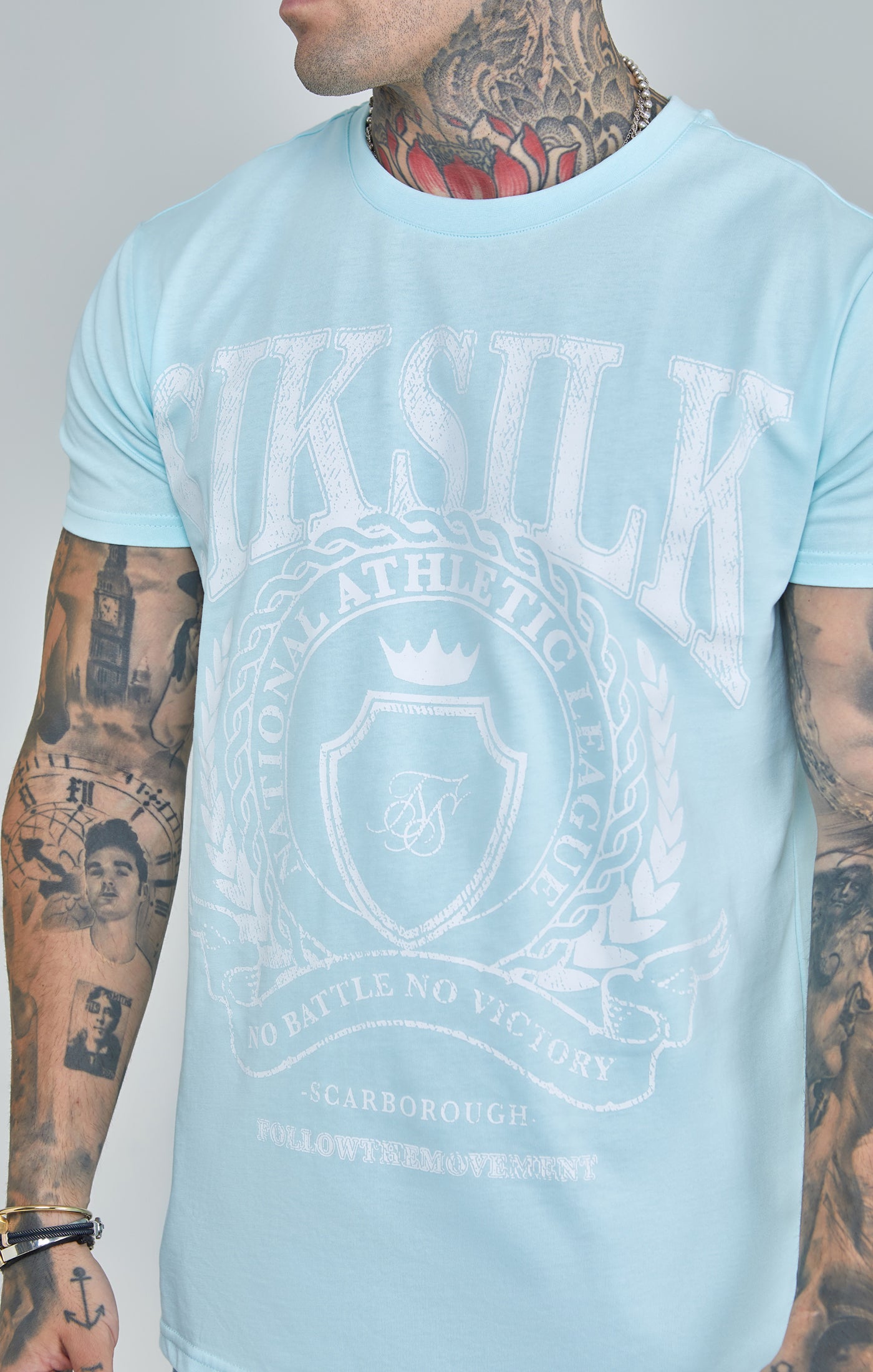 Laad de afbeelding in de Galerij viewer, Camiseta universitaria SikSilk de corte cuadrado - Azul (2)