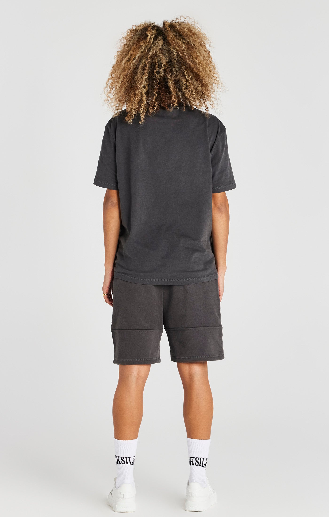 Laad de afbeelding in de Galerij viewer, Black Embossed Relaxed Fit T-Shirt (4)