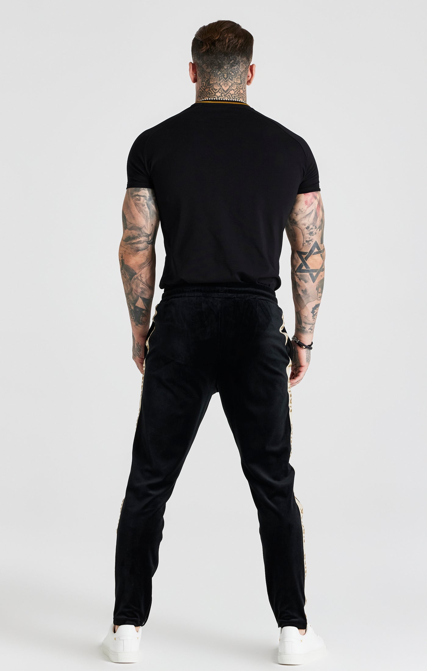 Laad de afbeelding in de Galerij viewer, Camiseta Ajustada Con Escudo Negro (5)