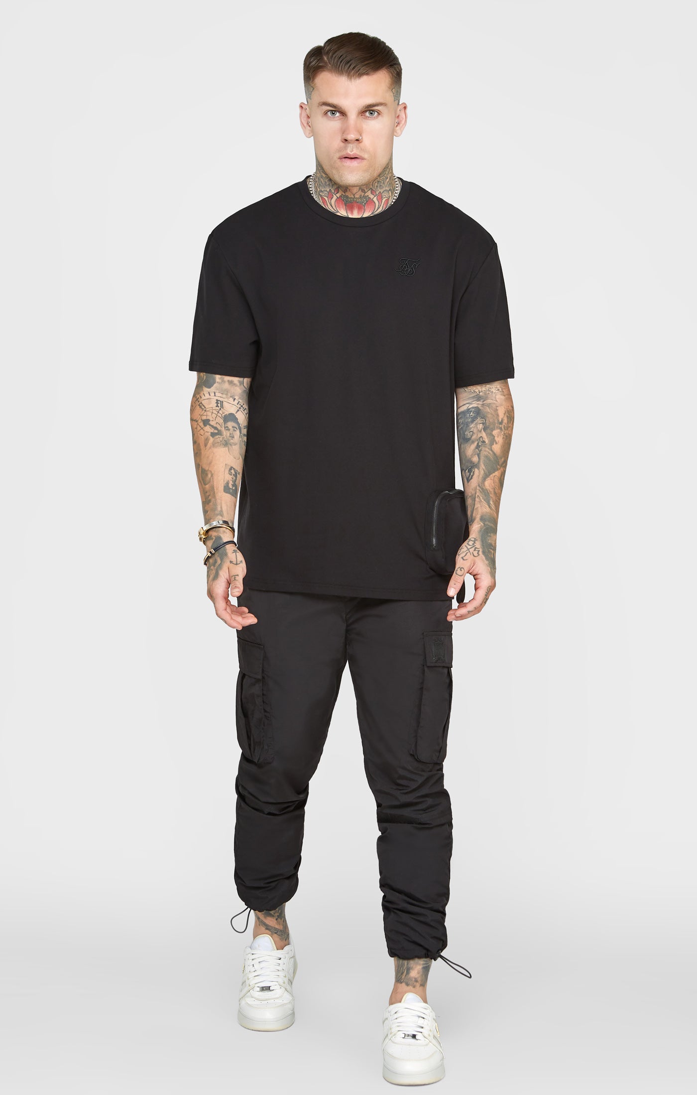 Laad de afbeelding in de Galerij viewer, Camiseta Oversize Negra con Bolsillo (2)