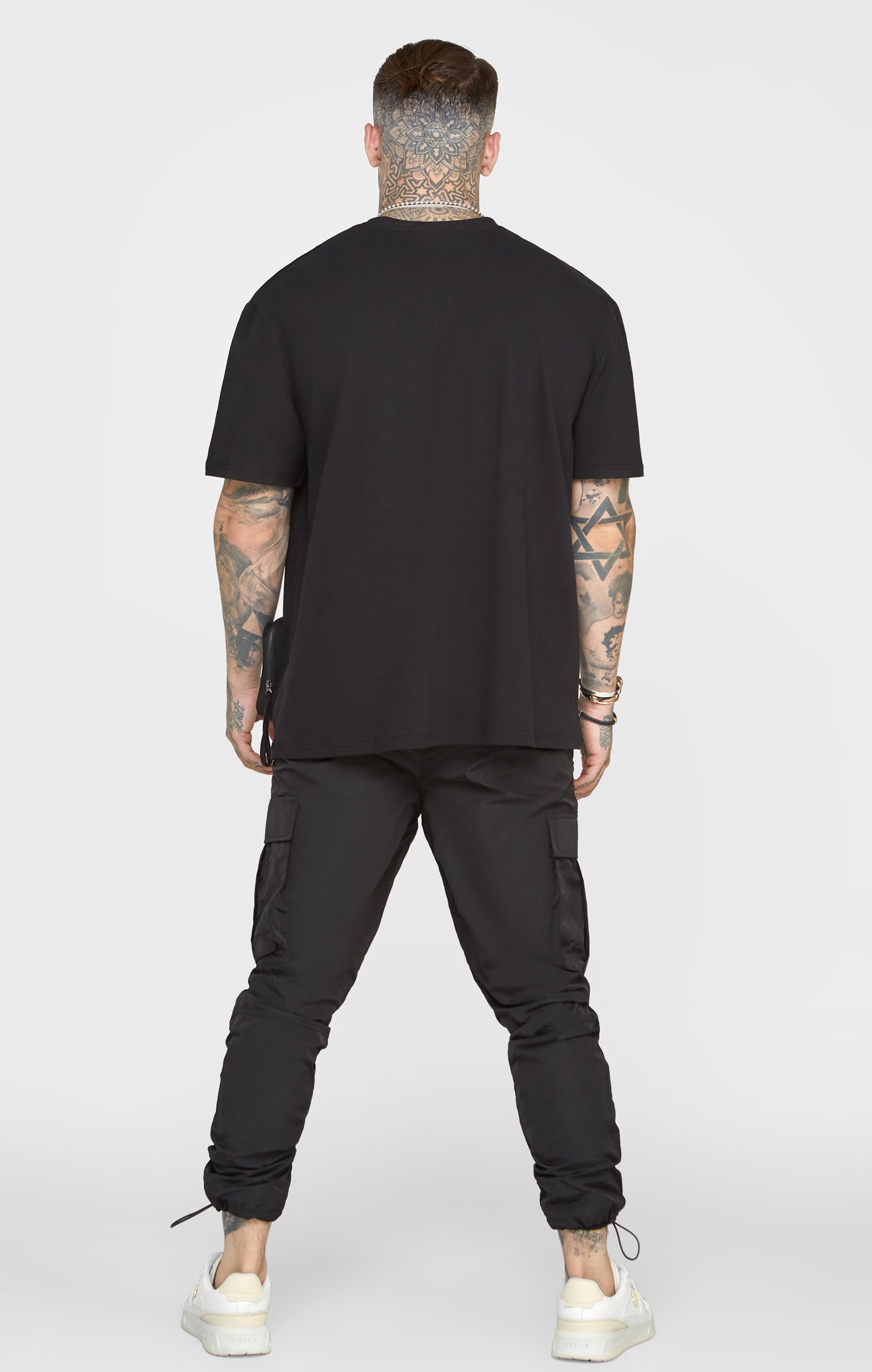 Laad de afbeelding in de Galerij viewer, Camiseta Oversize Negra con Bolsillo (4)