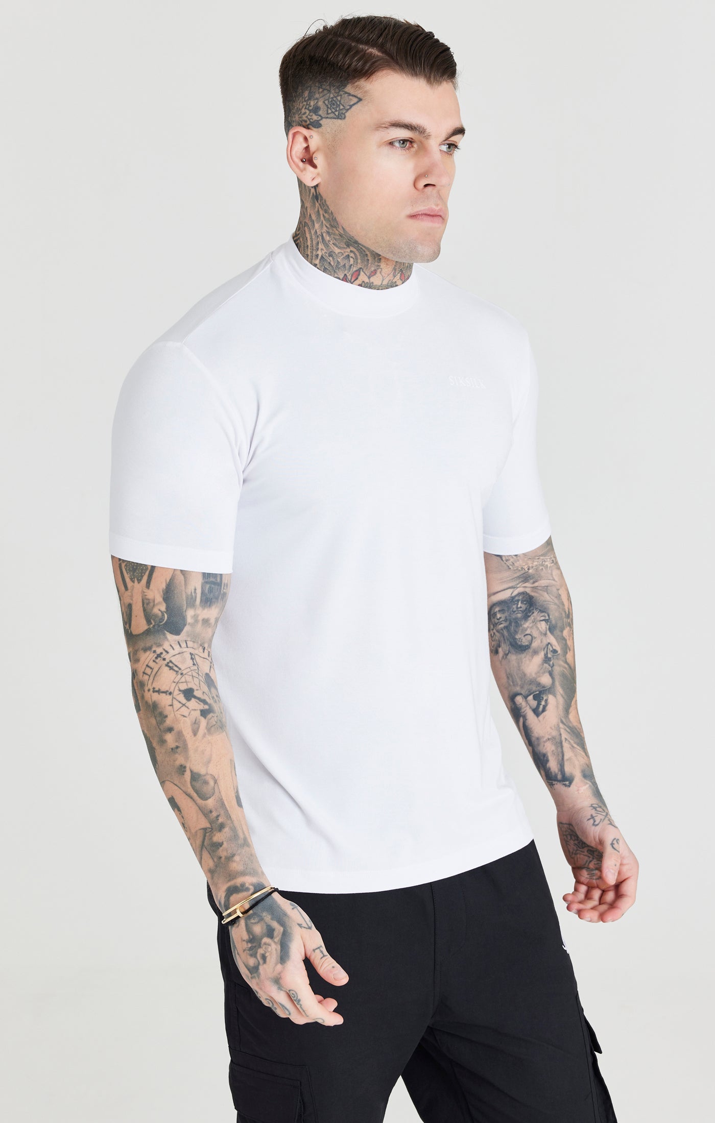 Laad de afbeelding in de Galerij viewer, Camiseta con Cuello Alto Blanca