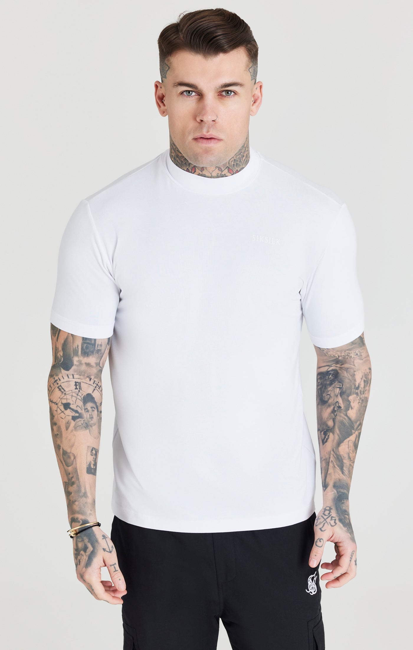 Laad de afbeelding in de Galerij viewer, Camiseta con Cuello Alto Blanca (5)