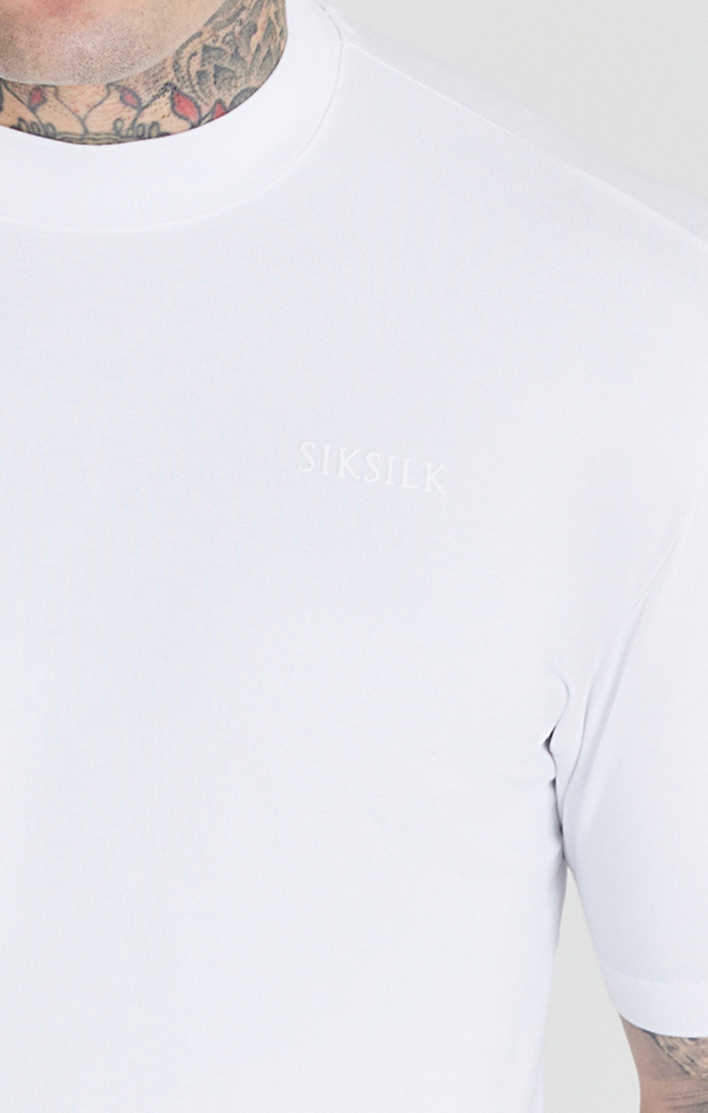Laad de afbeelding in de Galerij viewer, Camiseta con Cuello Alto Blanca (1)