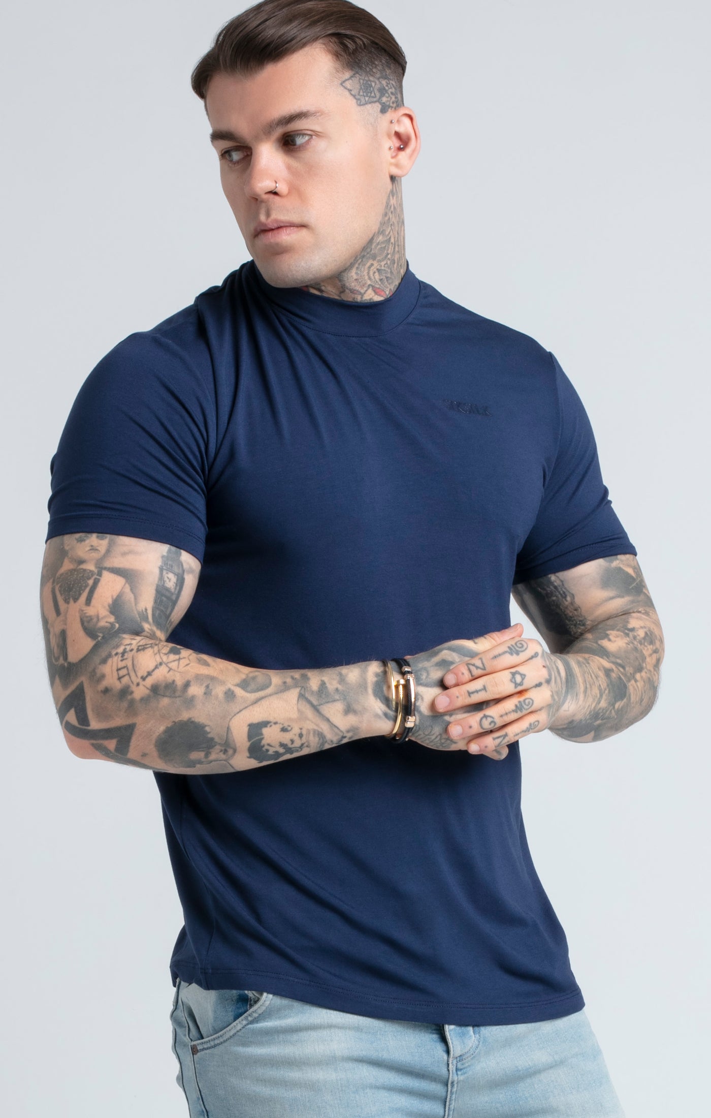 Laad de afbeelding in de Galerij viewer, Camiseta con Cuello Alto Azul Marino