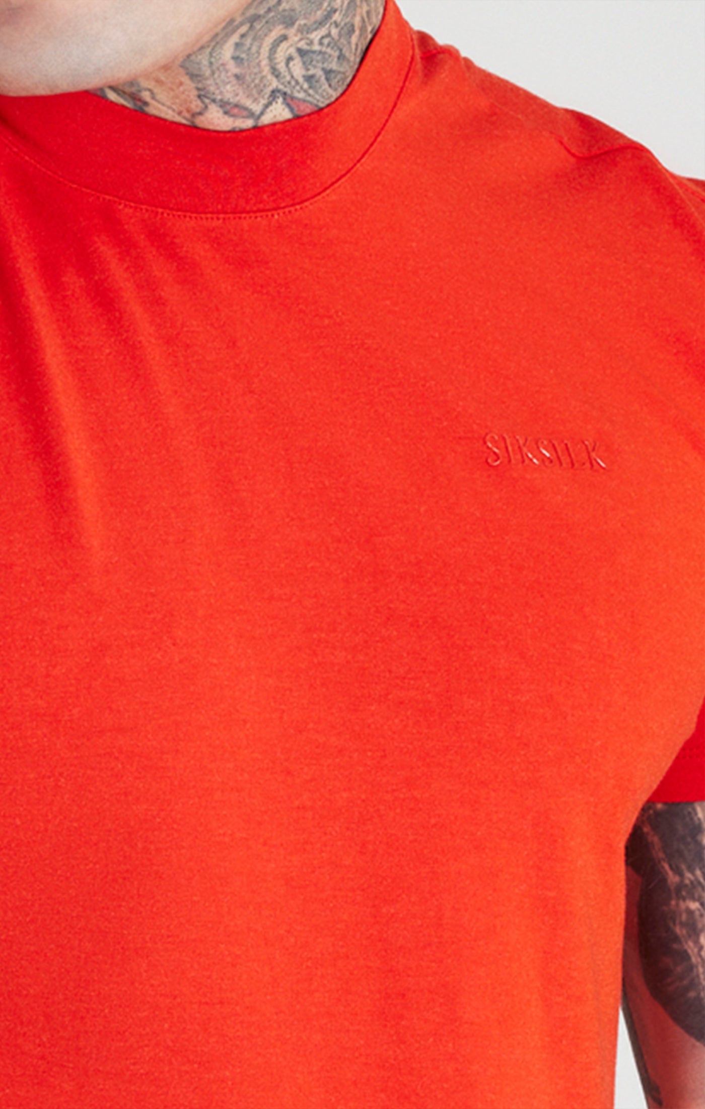 Laad de afbeelding in de Galerij viewer, Camiseta Muscle Fit de Viscosa con Cuello Alto Roja (1)