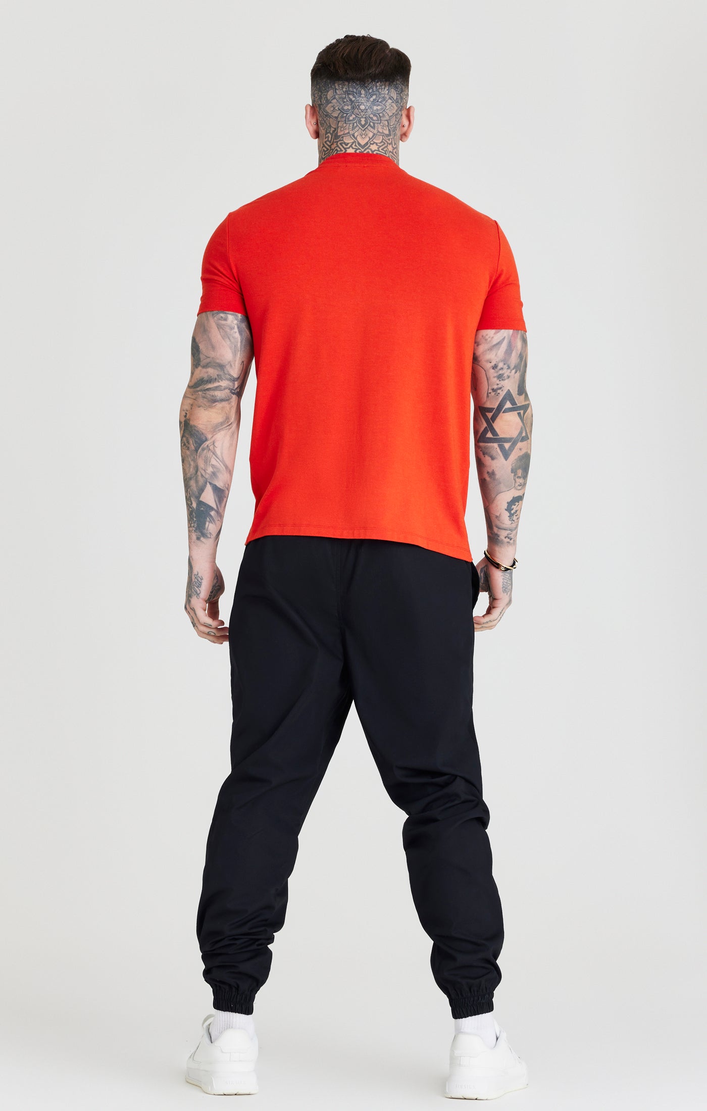 Laad de afbeelding in de Galerij viewer, Camiseta Muscle Fit de Viscosa con Cuello Alto Roja (3)