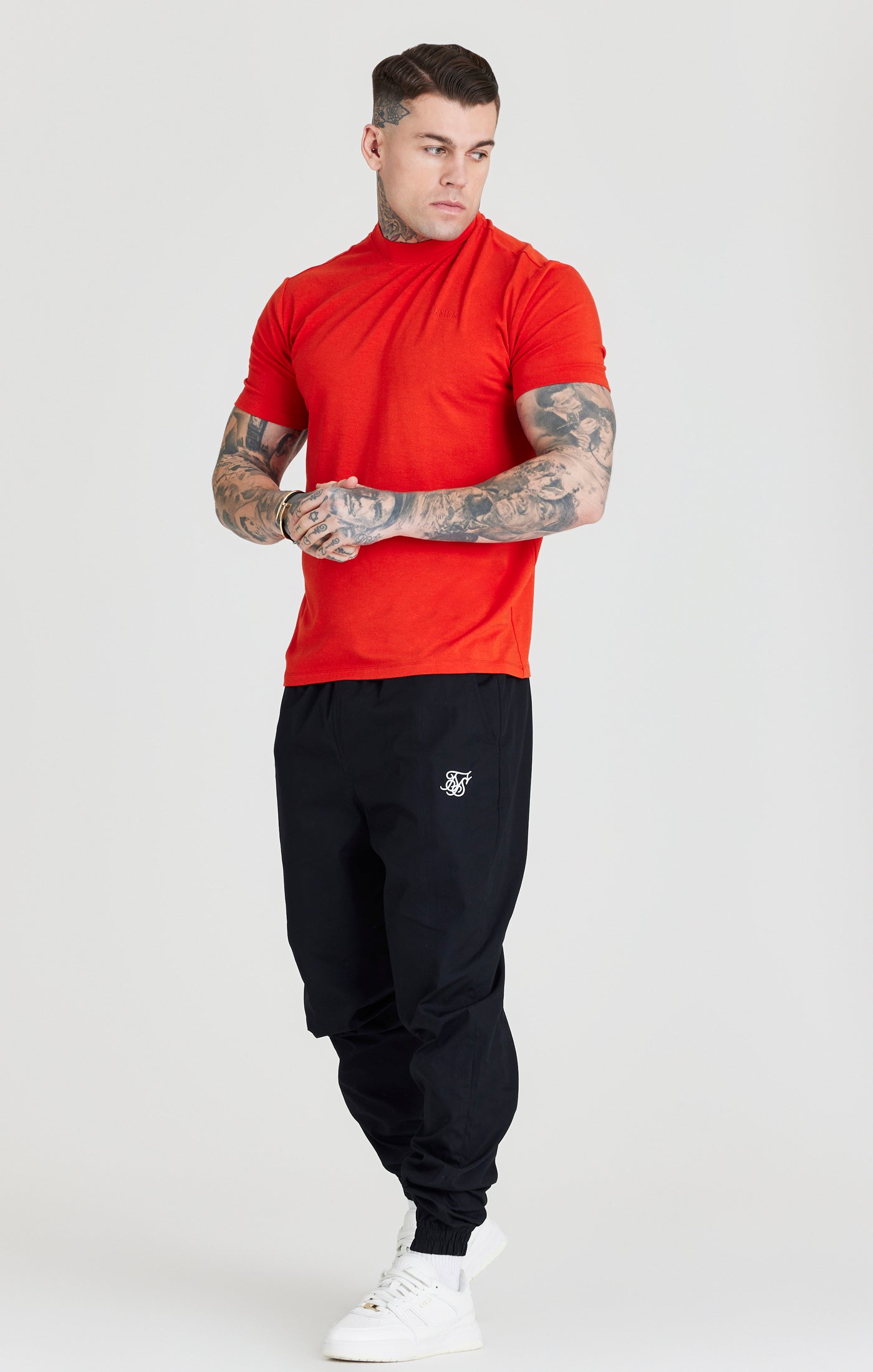 Laad de afbeelding in de Galerij viewer, Camiseta Muscle Fit de Viscosa con Cuello Alto Roja (4)
