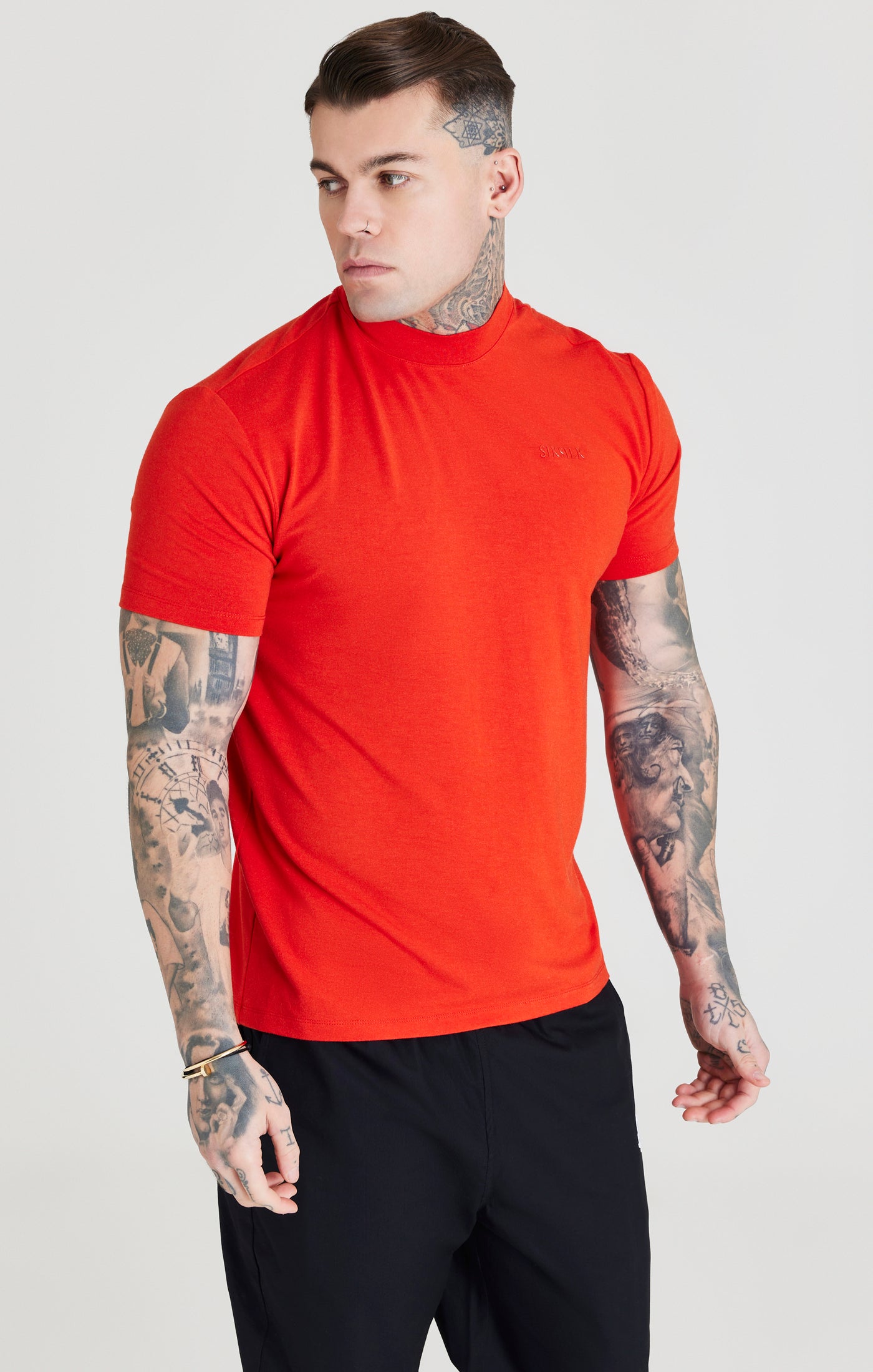 Laad de afbeelding in de Galerij viewer, Camiseta Muscle Fit de Viscosa con Cuello Alto Roja (5)